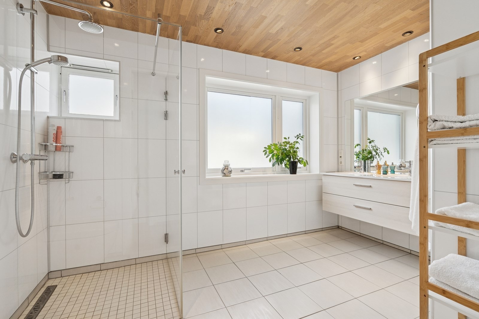 Rommet er utstyrt med vegghengt toalett, dusjhjørne m/glassvegg og baderomsinnredning Galleribilde