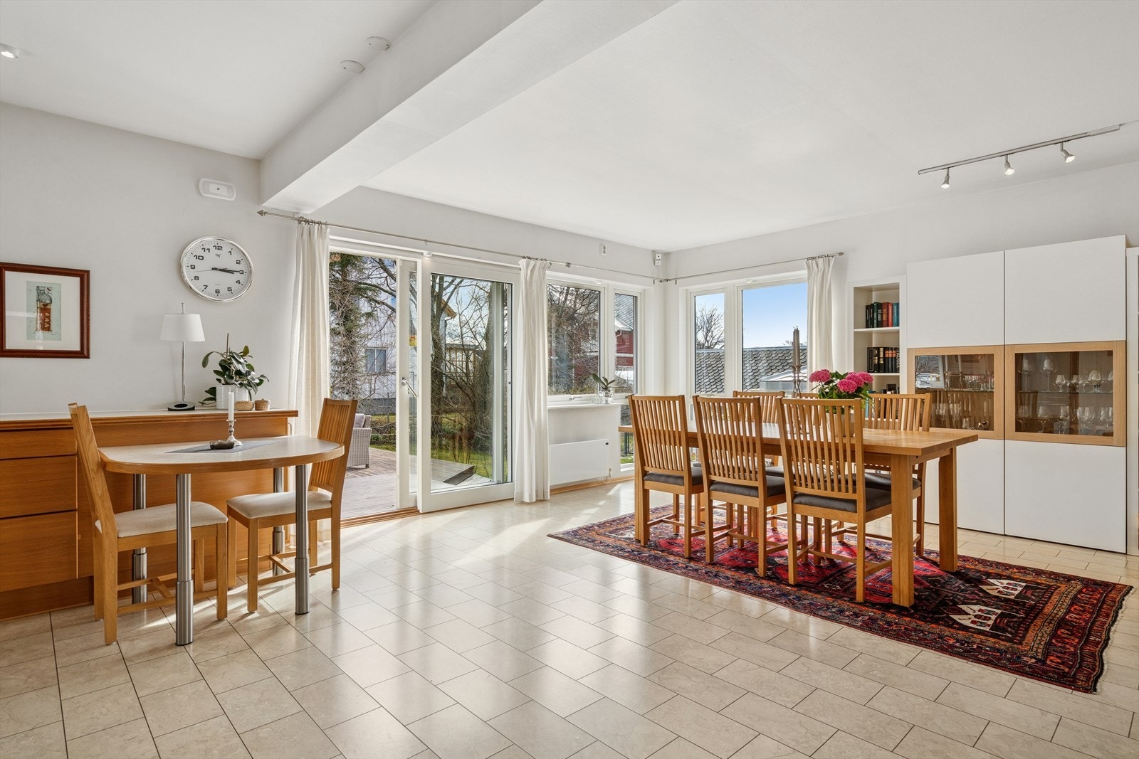 Her det det store vindusflater og skyvedør som leder ut til den sørvendte terrassen Galleribilde