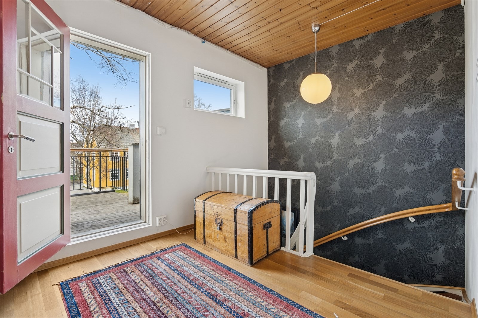 I 2. etasje er det gang m/utgang til balkong, tre soverom og bad Galleribilde