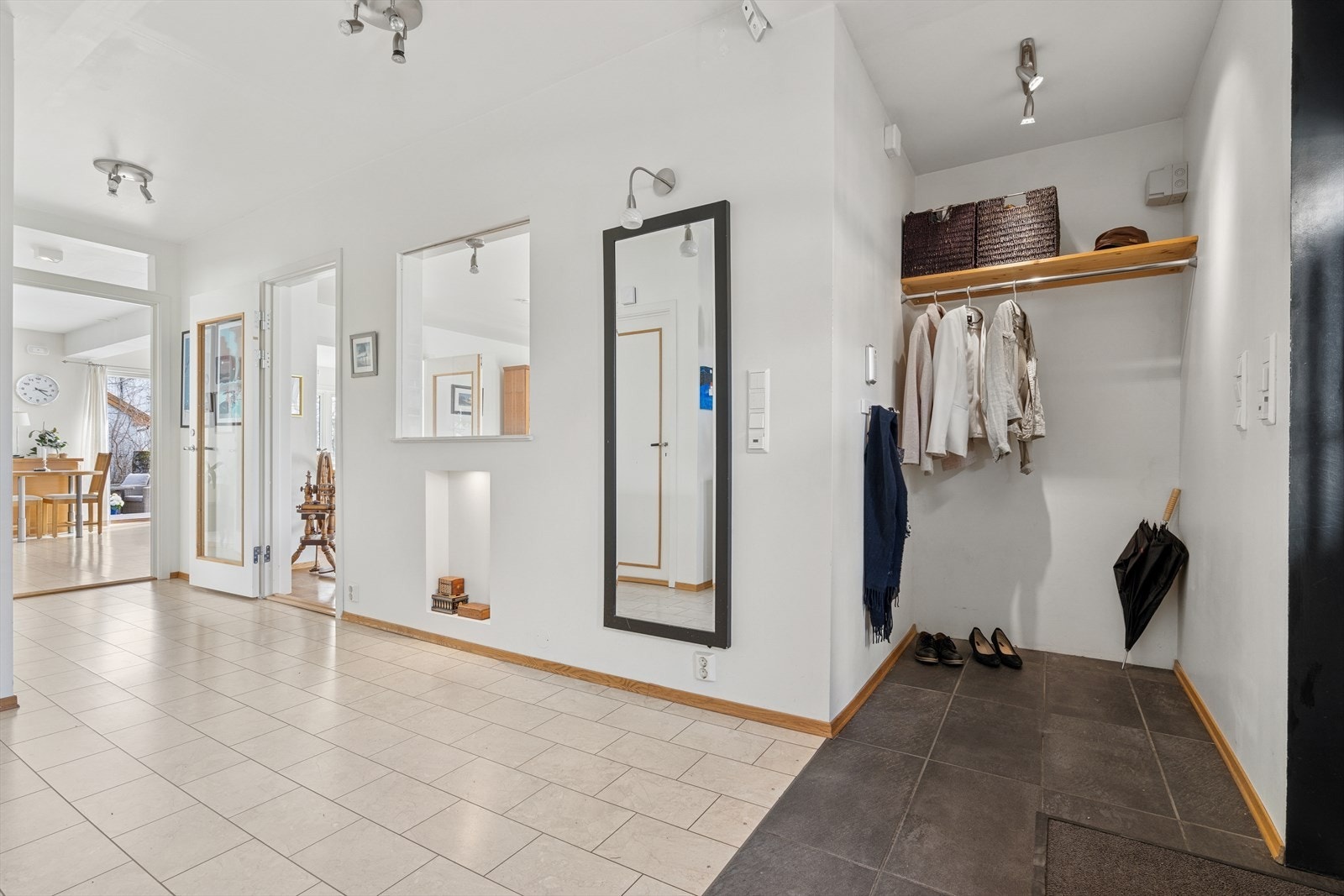 Hallen har en praktisk "nisje" som er perfekt for oppbevaring av sko og yttertøy Galleribilde