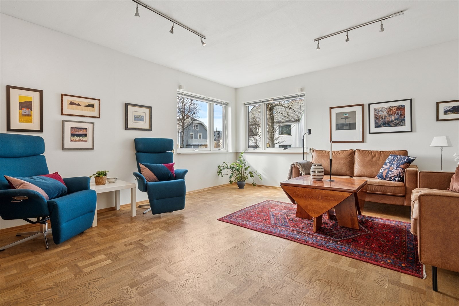 Rommet er utført med et særegent parkettgulv, lysmalte overflater og gode vindusflater som slipper inn godt med lys Galleribilde