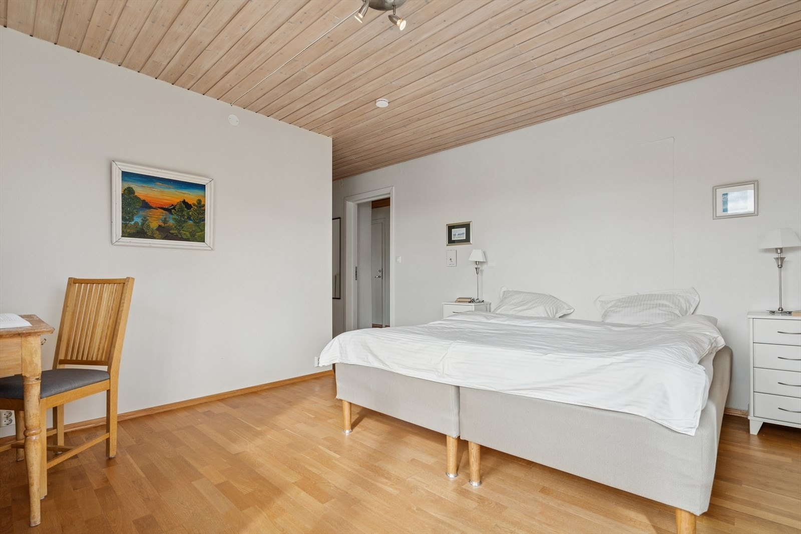 Soverom II - God plass til dobbeltseng med tilhørende nattbord på begge sider Galleribilde