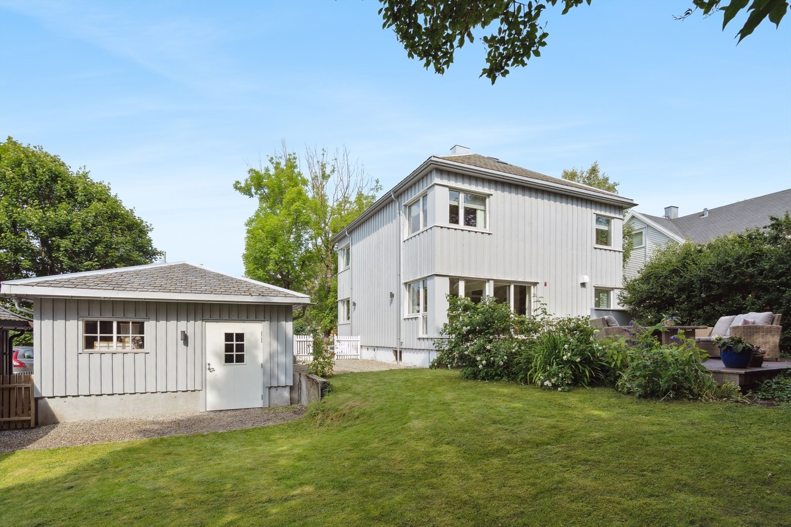 Romslig tomt med hyggelig sørvendt uteområde bestående av terrasse og hage m/diverse beplantning Galleribilde