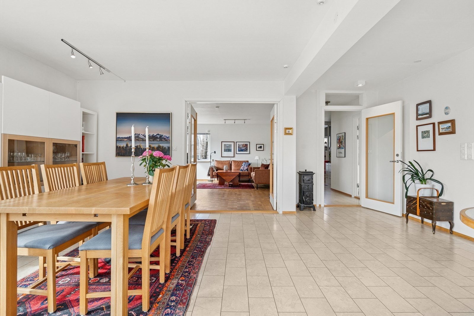 Spisestuen har flislagt gulv og byr god plass til langbord Galleribilde