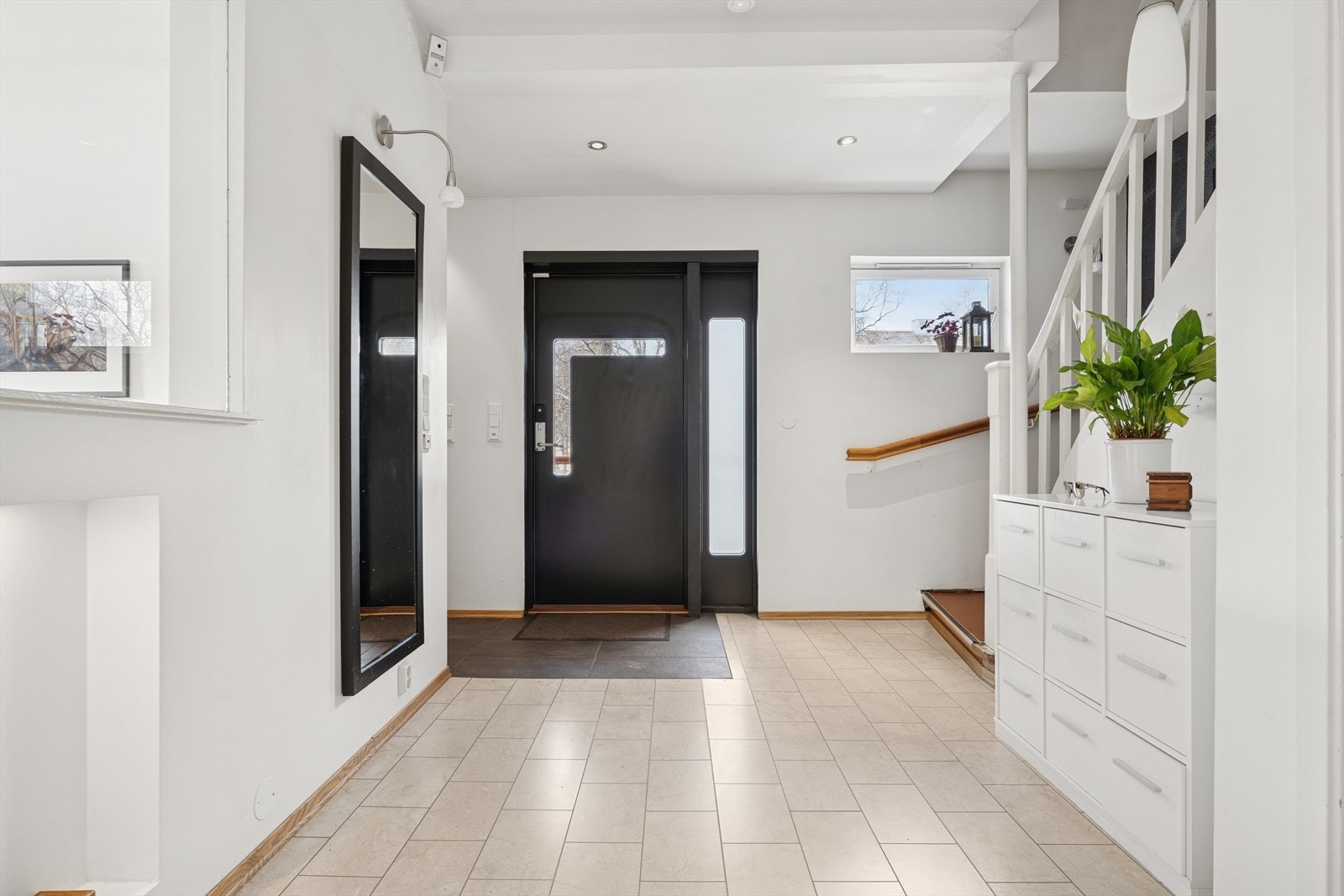 Du ønskes velkommen inn i en lys og hyggelig hall med flislagt gulv Galleribilde