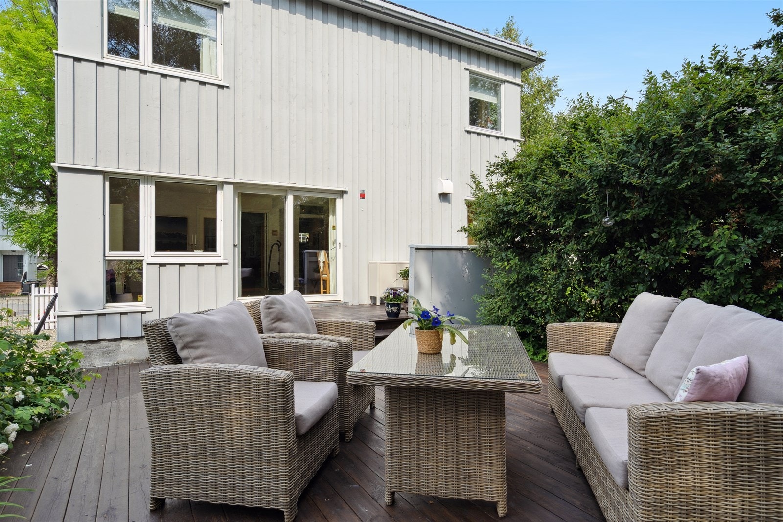 Uteområdet er tilbaketrukket og vendt mot sør, noe som gir deg gode solforhold Galleribilde