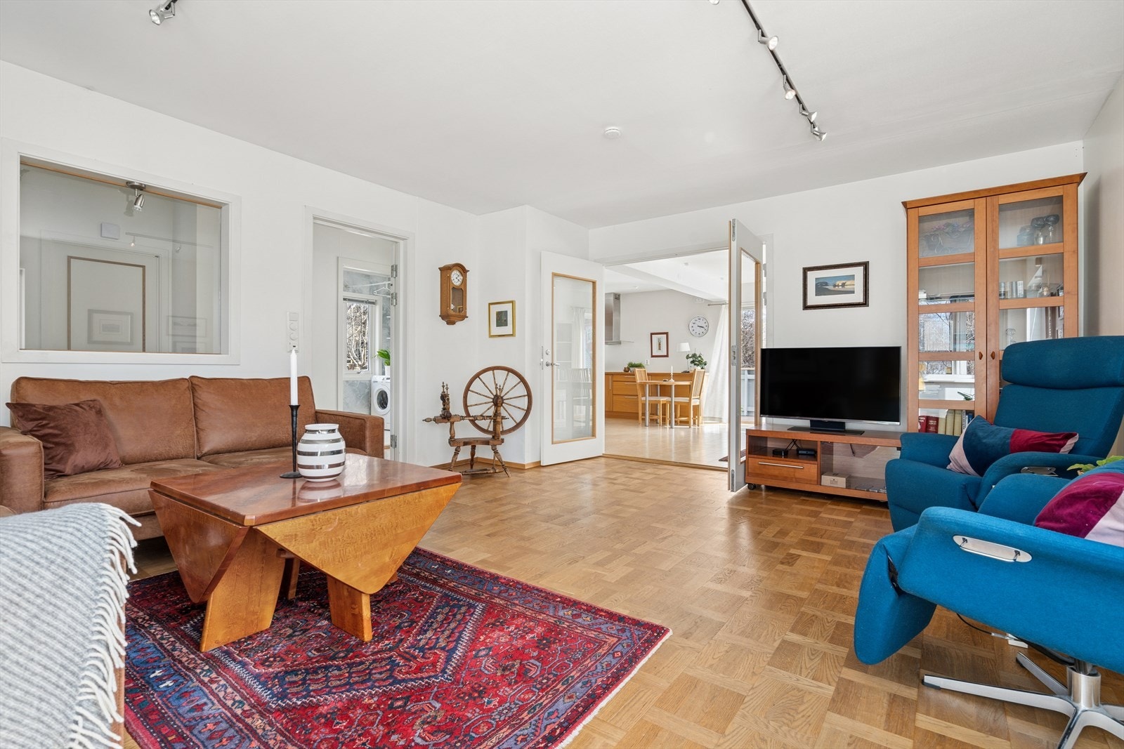 Hovedstuen er møbleringsvennlig med god plass til både sofakrok og lenestoler Galleribilde