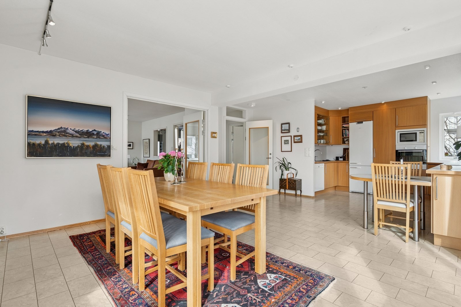 Rommet har downlights og spotskinne i taket, noe som gir fin belysning Galleribilde