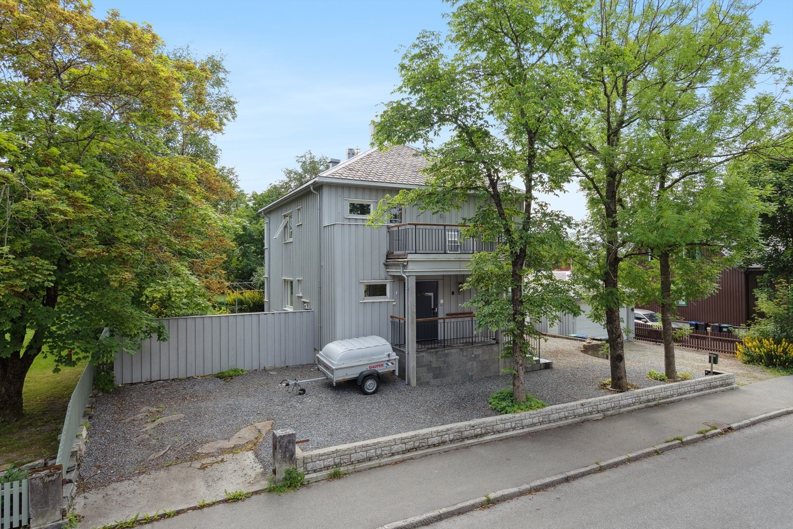 Gode parkeringsforhold med garasje og to innkjørsler. Galleribilde