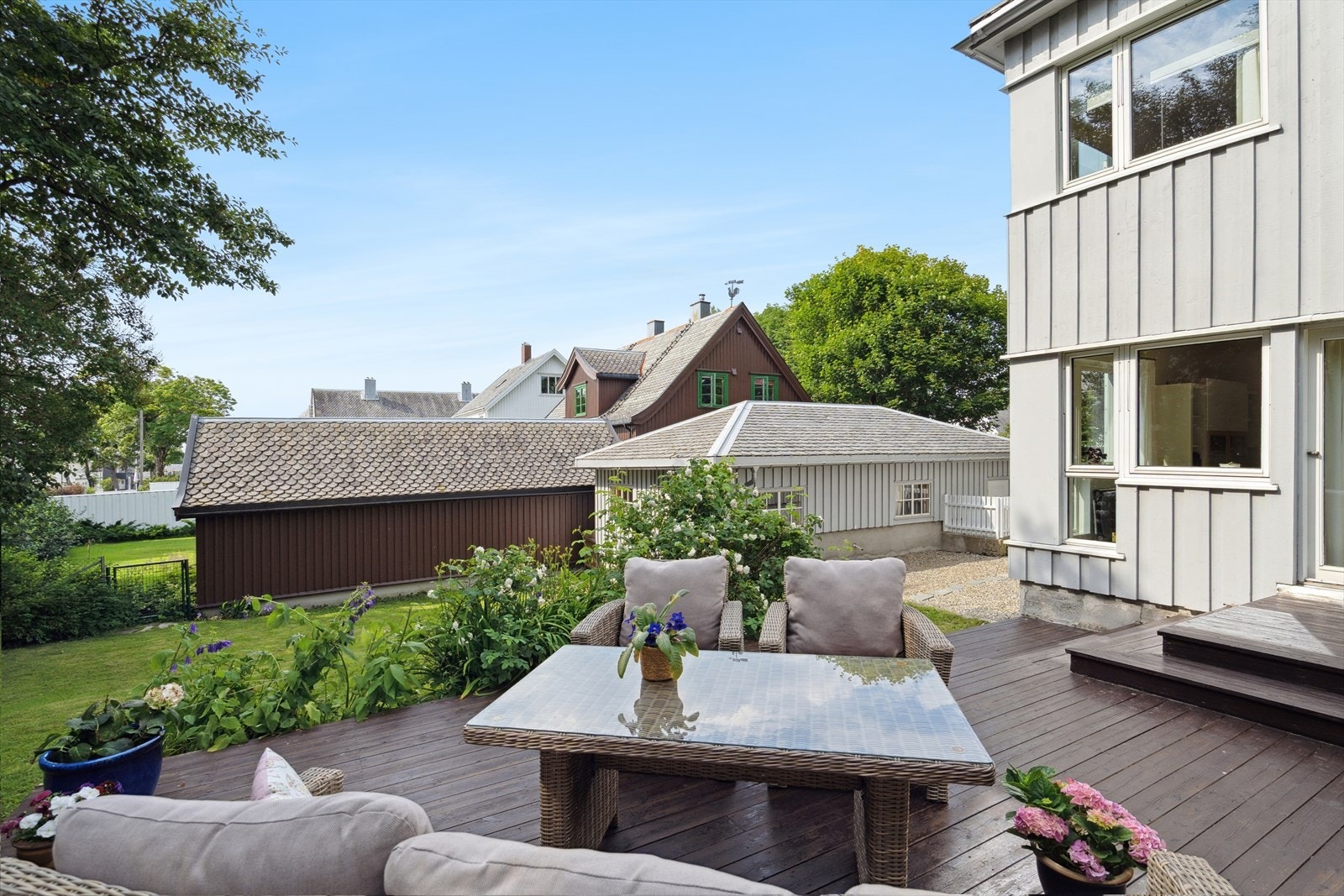 Her finner du terrasse over to nivåer og en romslig hage med diverse beplantning Galleribilde