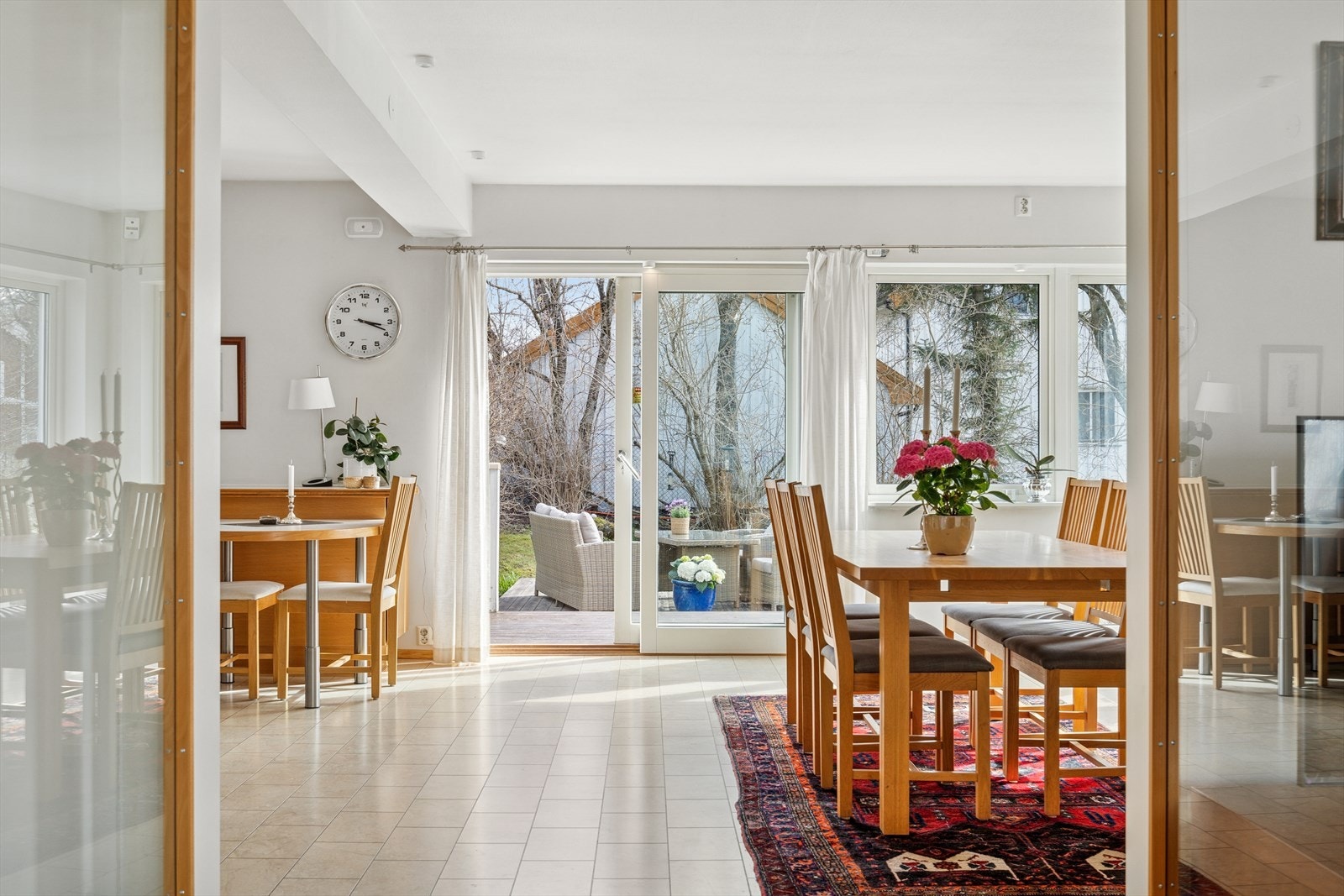 Fra stuen er det adkomst til kjøkken/spisestue via tofløyet dør m/store glassfelt Galleribilde