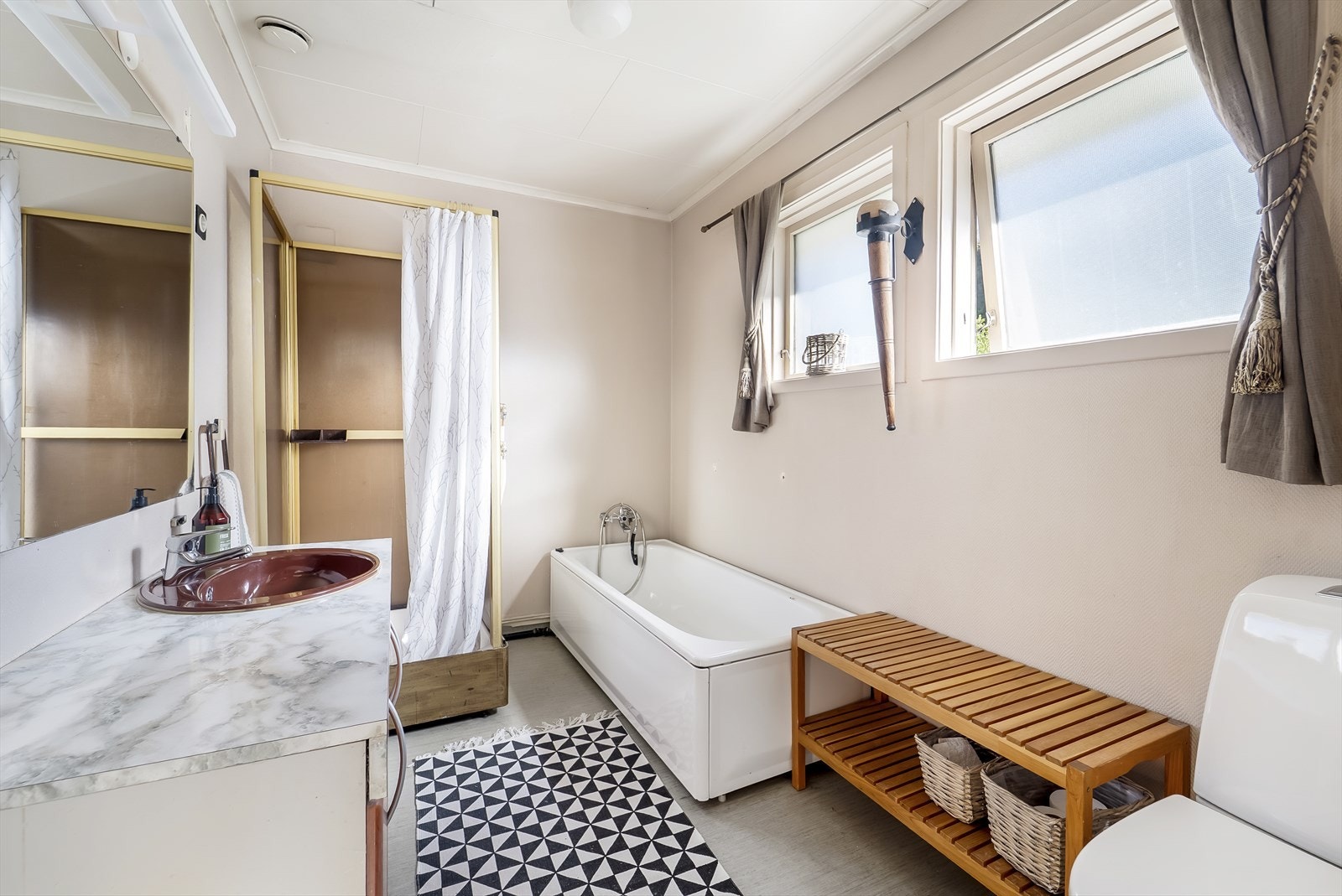 Badet er av eldre standard og trenger modernisering. Galleribilde