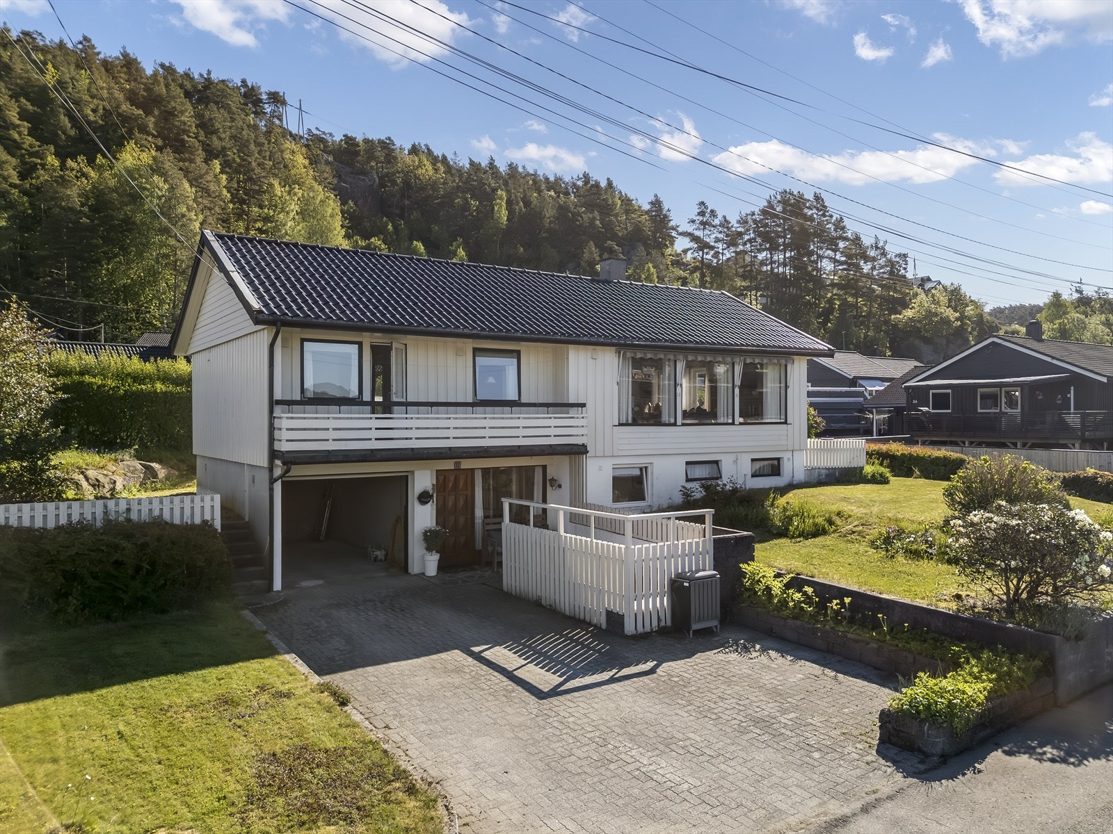 Enebolig på to plan beliggende på Kråketona. Galleribilde