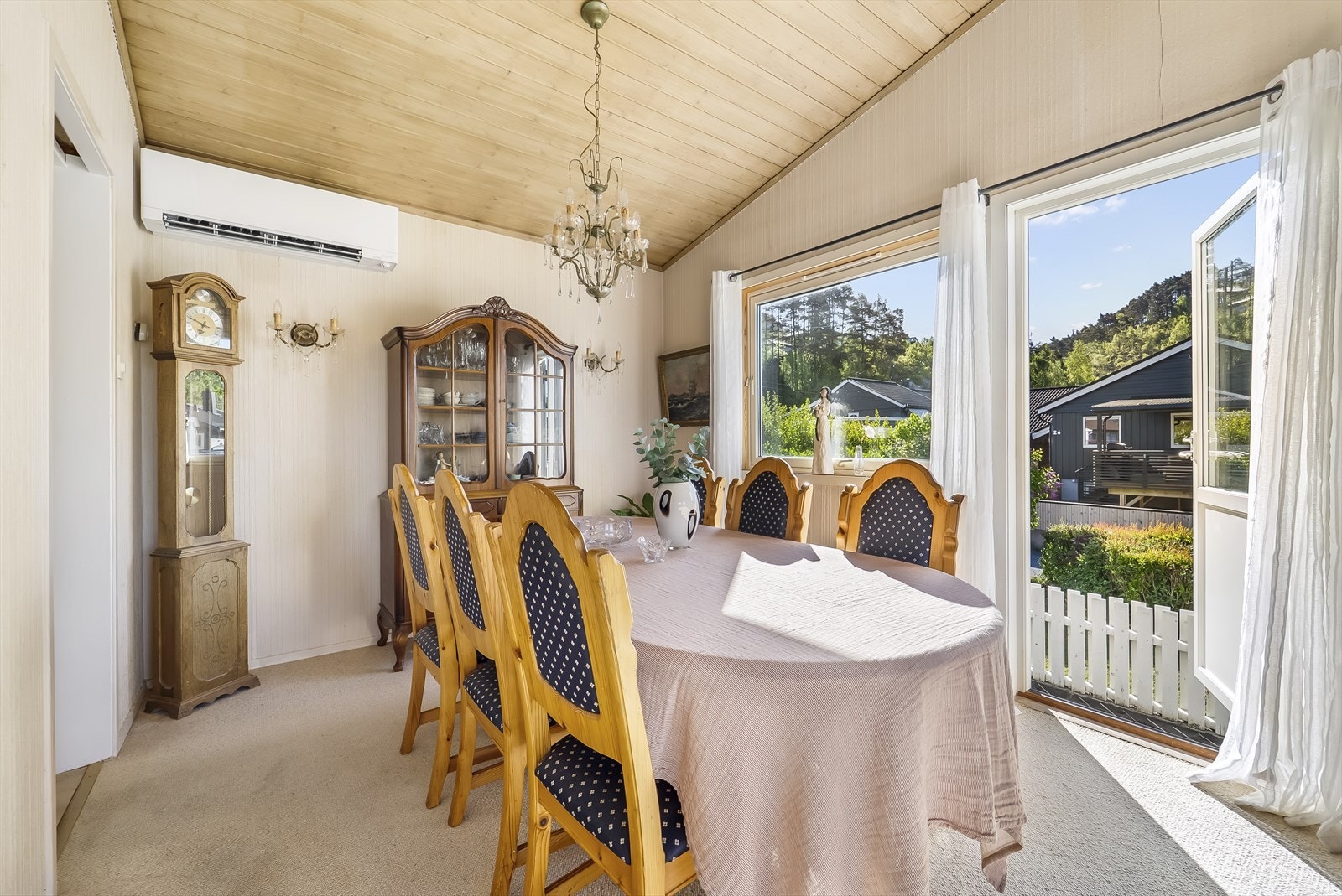 Boligen har varmepumpe og peis Galleribilde