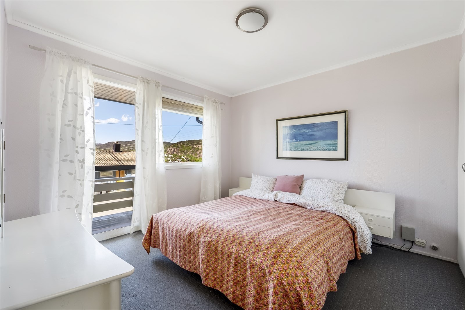 Hovedsoverom hvor det også er utgang til balkong. Galleribilde