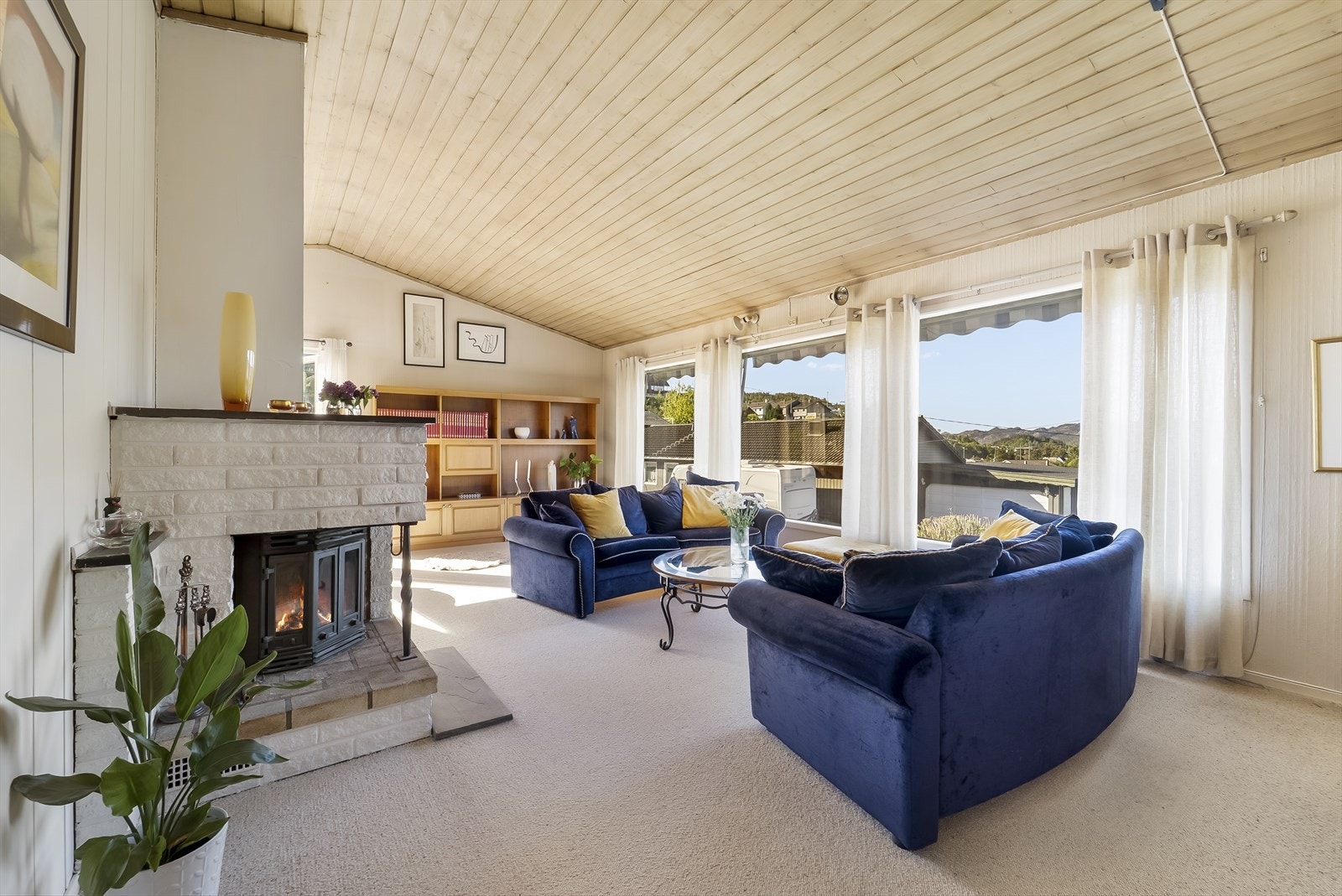 Stue med god takhøyde og store vindusflater Galleribilde