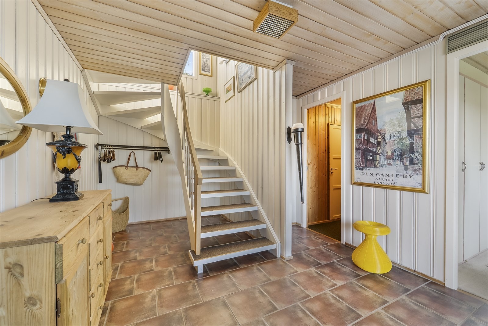 God gang med god plass til å henge fra seg jakker og sette fra seg sko. Galleribilde