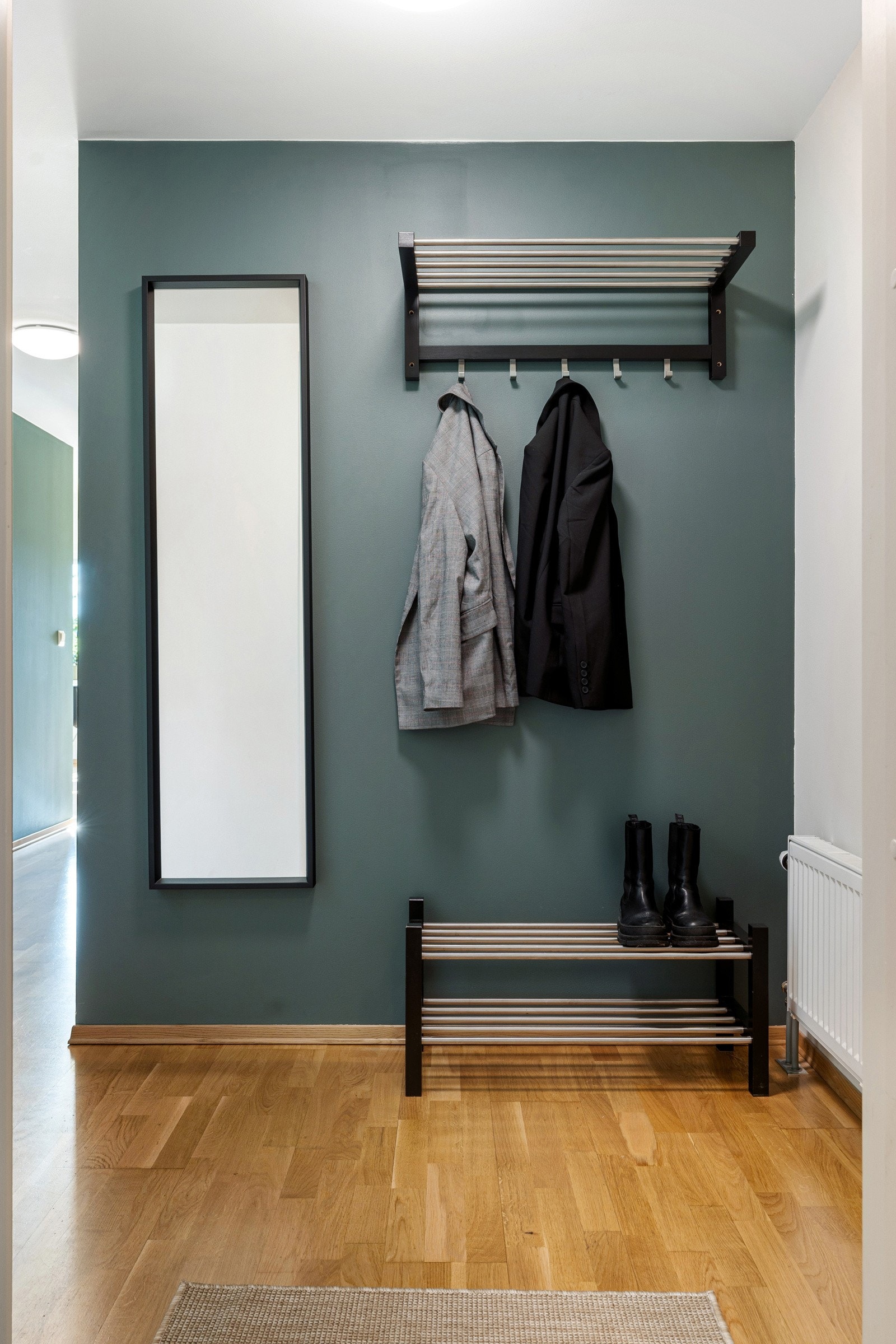 Gangen fordeler seg videre inn til leilighetens to soverom, baderom, åpne stue- og kjøkkenareal, samt en praktisk bod på 3 kvm. Galleribilde