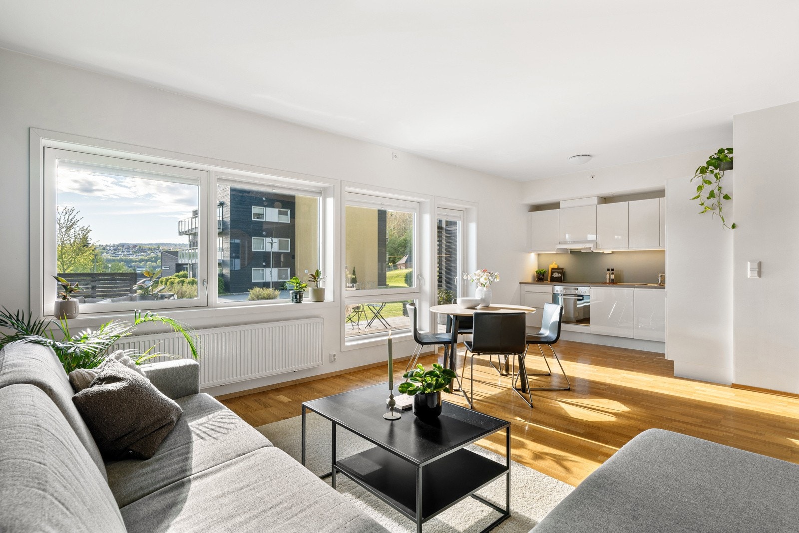 Proaktiv Eiendomsmegling ved Christer A. Pedersen og Aurora M. Fredriksen har gleden av å ønske velkommen til Gamle Leirvegen 105! Galleribilde