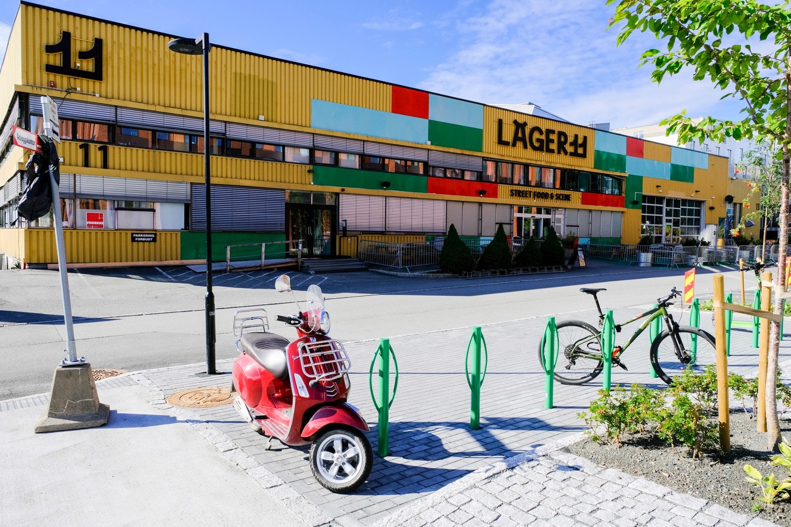 Nærområdet byr på flere sosiale arenaer og spisesteder, deriblant Lager 11 med egen scene og et bredt utvalg street food. Galleribilde