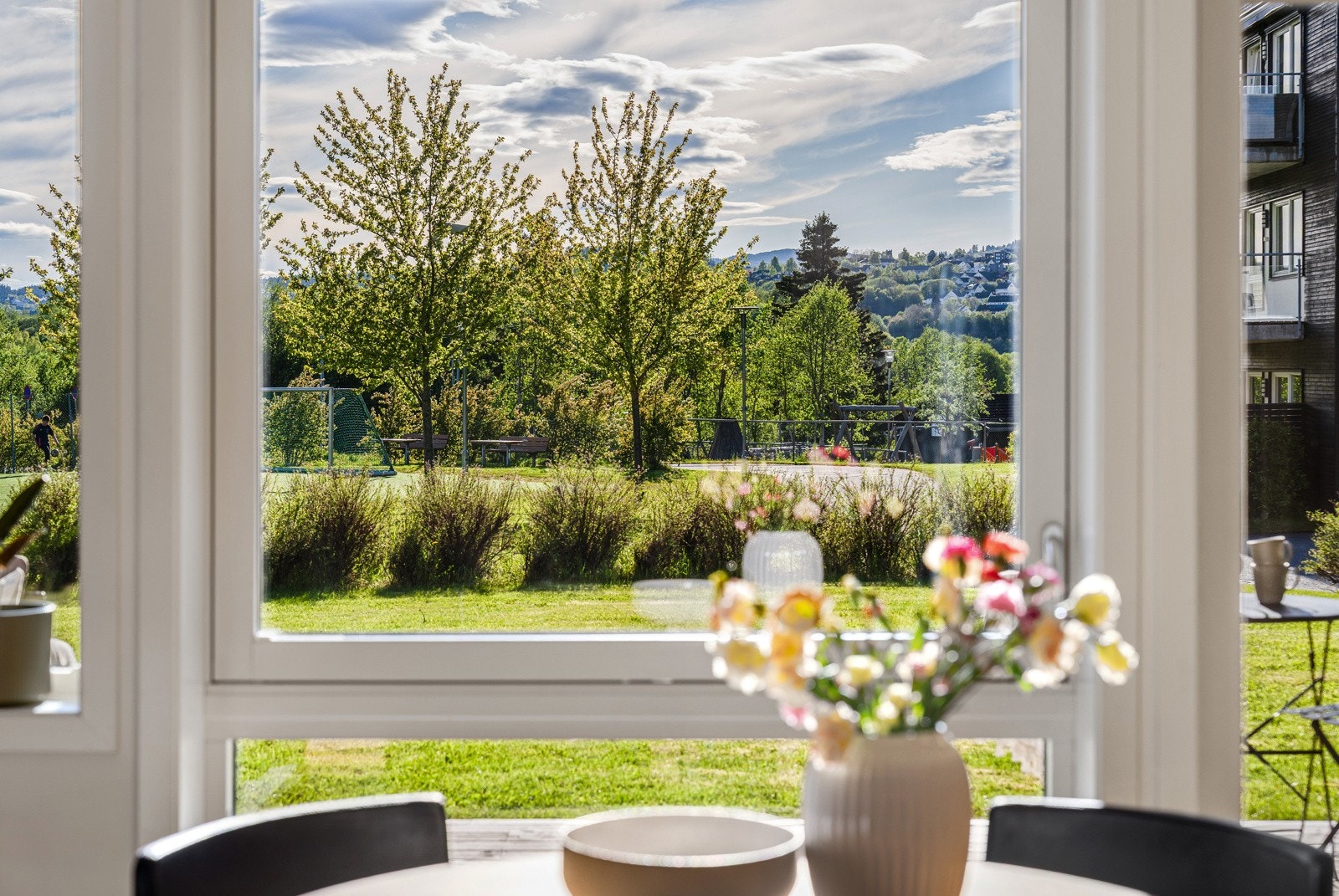 Fra spisebordet kan man nyte en usjenert og flott utsikt mot et av flere grøntområder i nærheten. Galleribilde