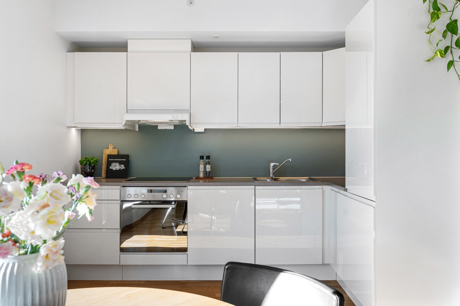 Her har man et tidsriktig uttrykk med hvite fronter og integrerte hvitevarer. De integrerte hvitevarene medfølger handelen og består av platetopp, stekeovn og kombinert kjøl- og fryseskap. Galleribilde