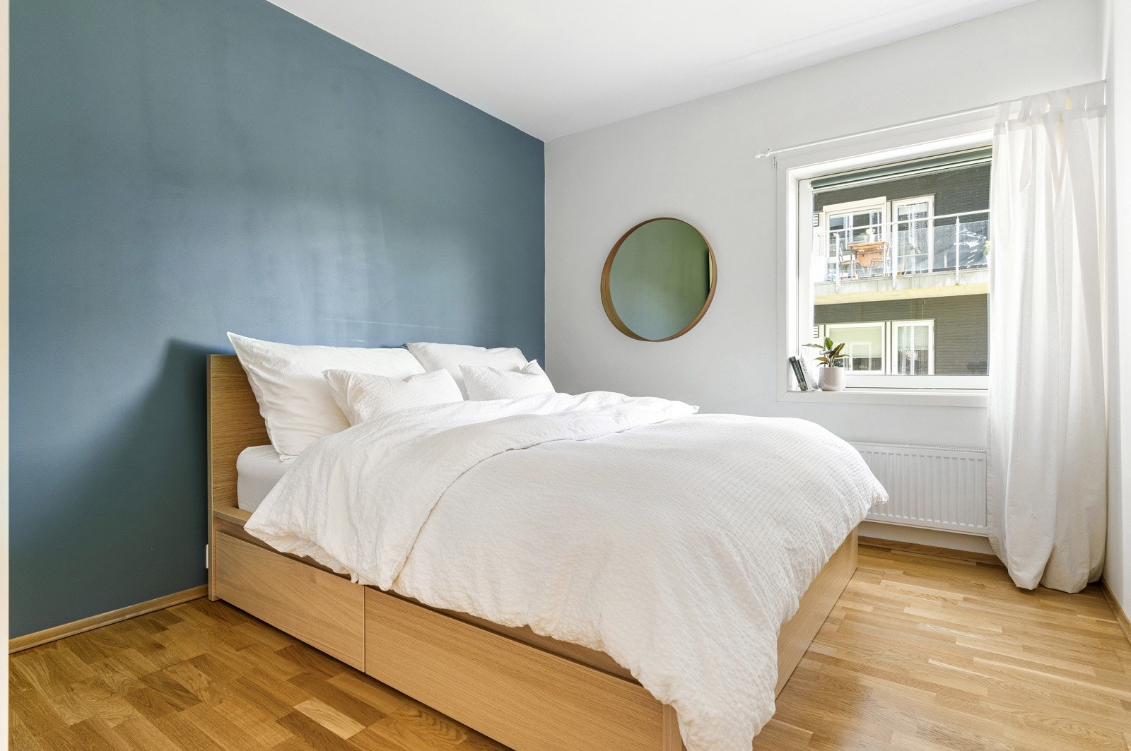 Hovedsoverommet måler 11,5 kvm og har god plass til dobbeltseng og tilhørende soveromsmøblement. Galleribilde