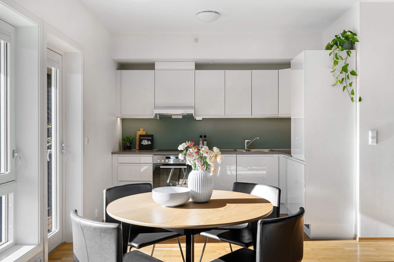 I overgangen til kjøkkenet er det god plass til et hyggelig spisebord. Galleribilde