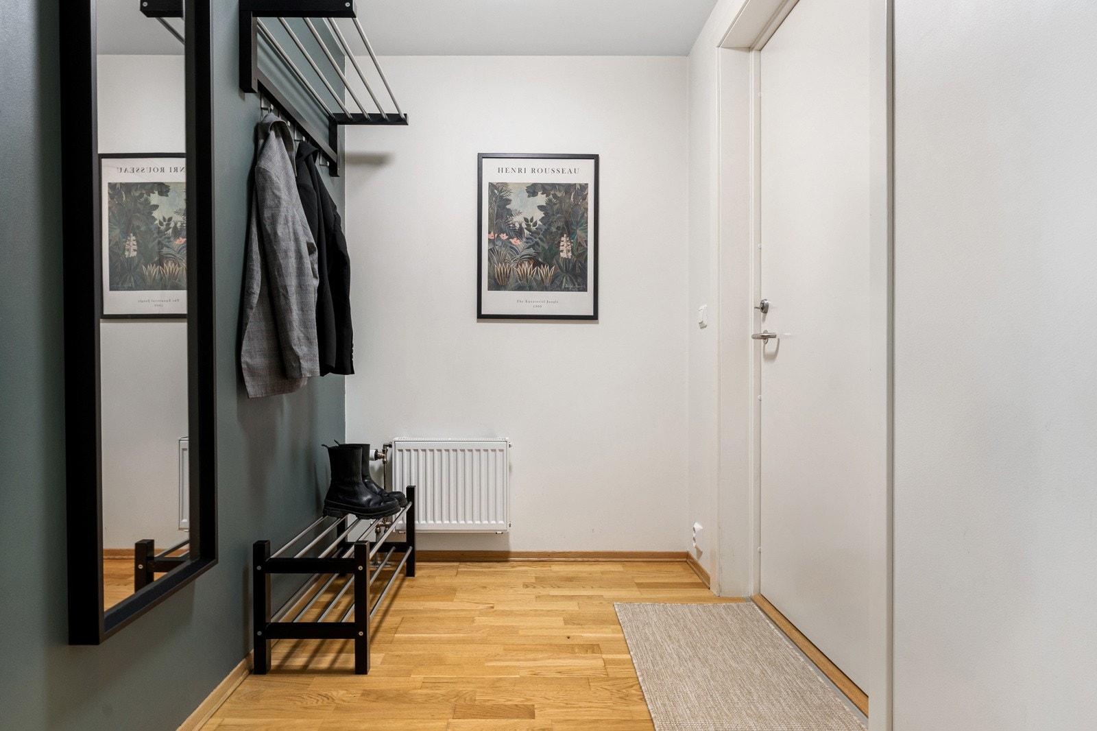Forbi inngangsdøren venter en romslig gang med god plass til å sette fra seg sko og henge fra seg yttertøy. Galleribilde
