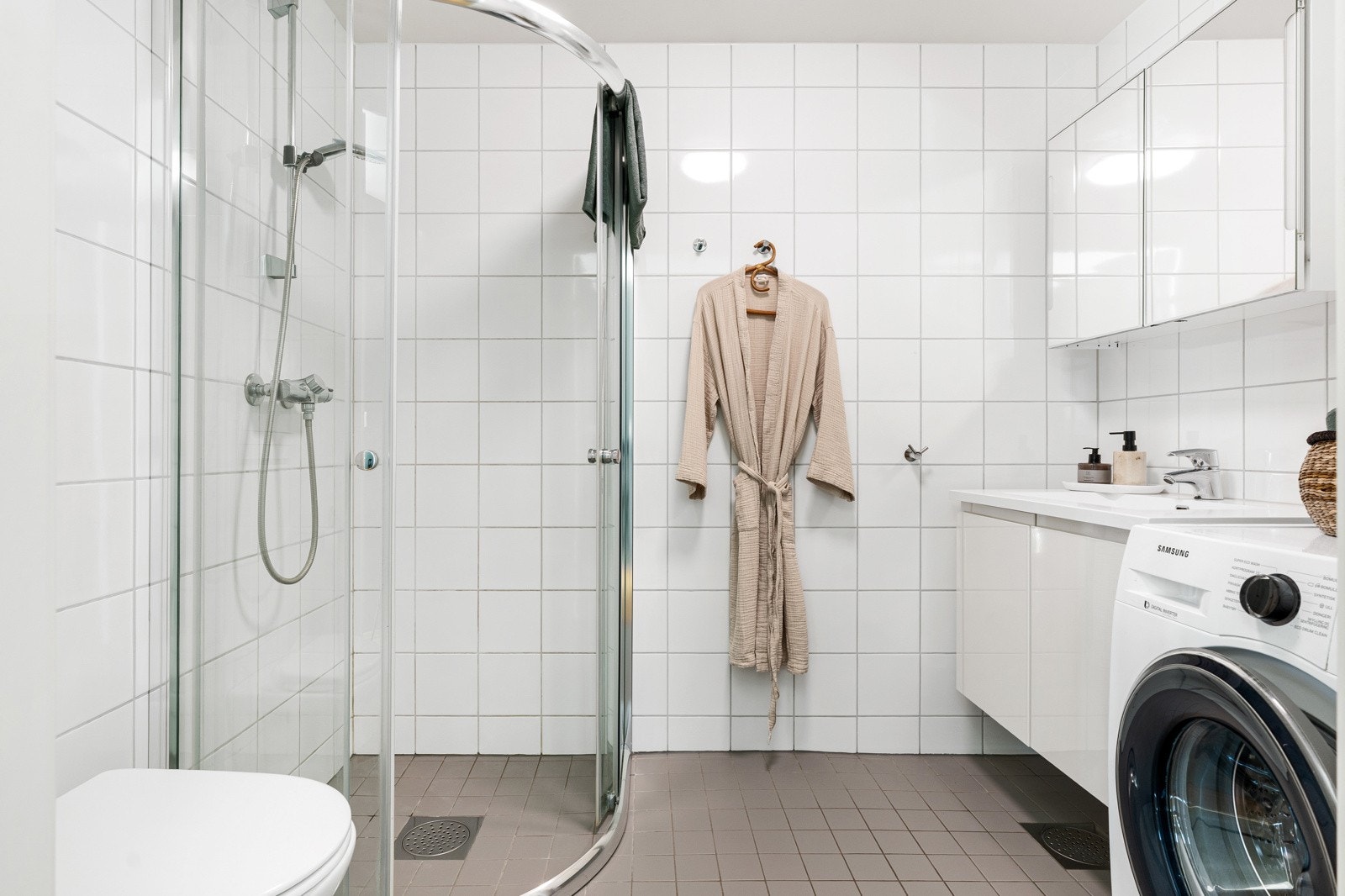 Baderommet måler 4 kvm og har behagelig varme i gulvet. Badet har et tidløst uttrykk med fliser på gulv og vegger. Galleribilde