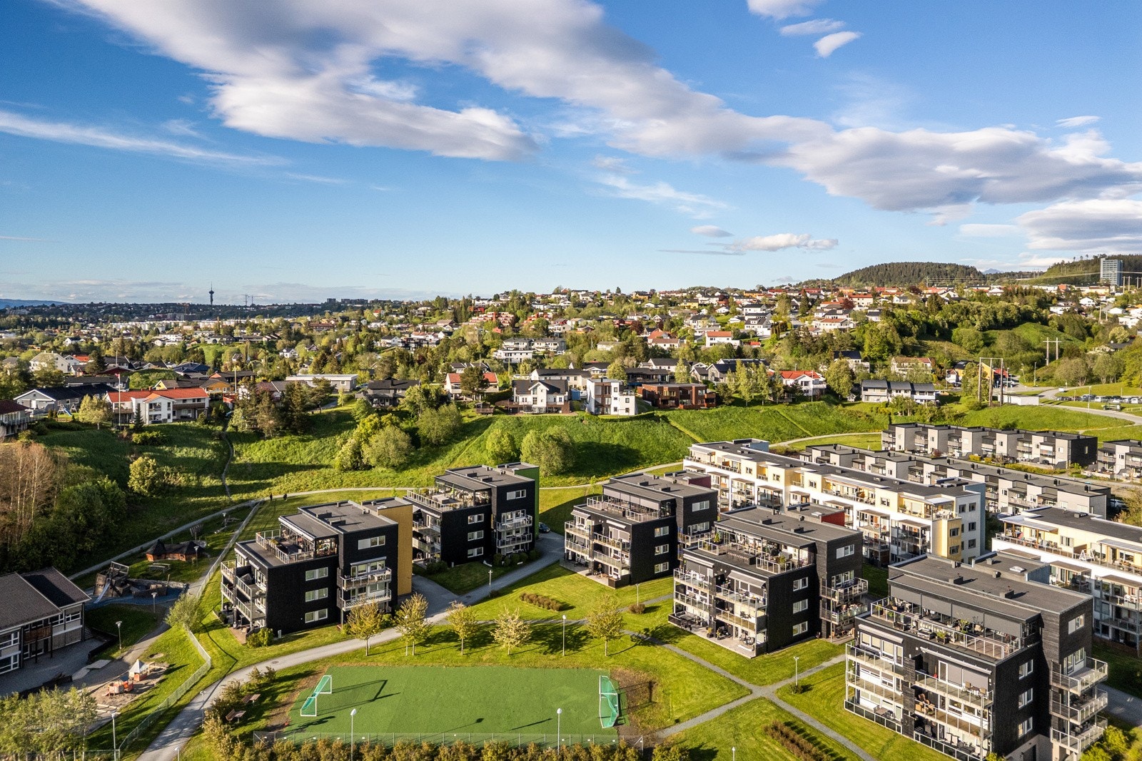 Boligområdet oppleves fredelig og attraktivt, med enkel gangavstand til skoler, barnehager, dagligvarebutikker, kollektivtilbud og flotte tur- og rekreasjonsmuligheter. Galleribilde