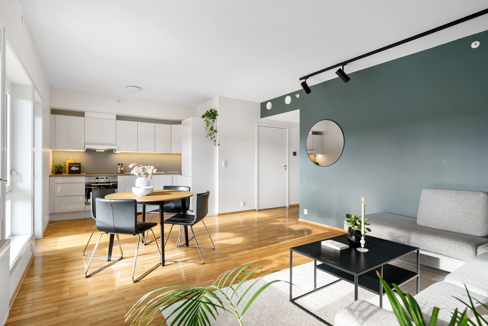 Stue- og kjøkkenarealet ligger i åpen løsning og måler 27 kvm. Planløsningen og rommets størrelse gir plass til både spisebord, sofa og mediemøblement. Galleribilde