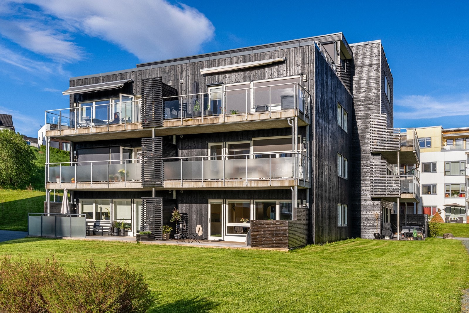 Her får man kvaliteter som en solrik og skjermet beliggenhet i feltet, balkong vendt ut mot et åpent grøntareal, generøs takhøyde i oppholdsrommet og godt med bodplass. Galleribilde