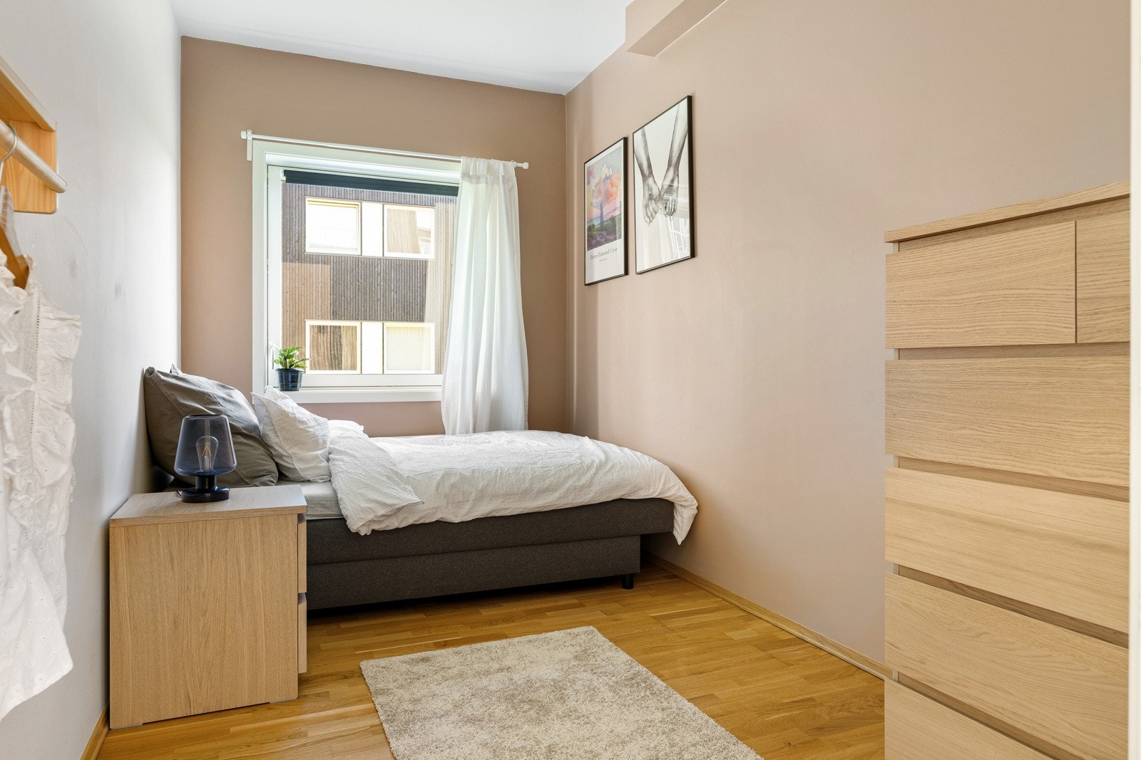 Soverom på 8 kvm med plass til seng og ønsket soveromsmøblement. Galleribilde