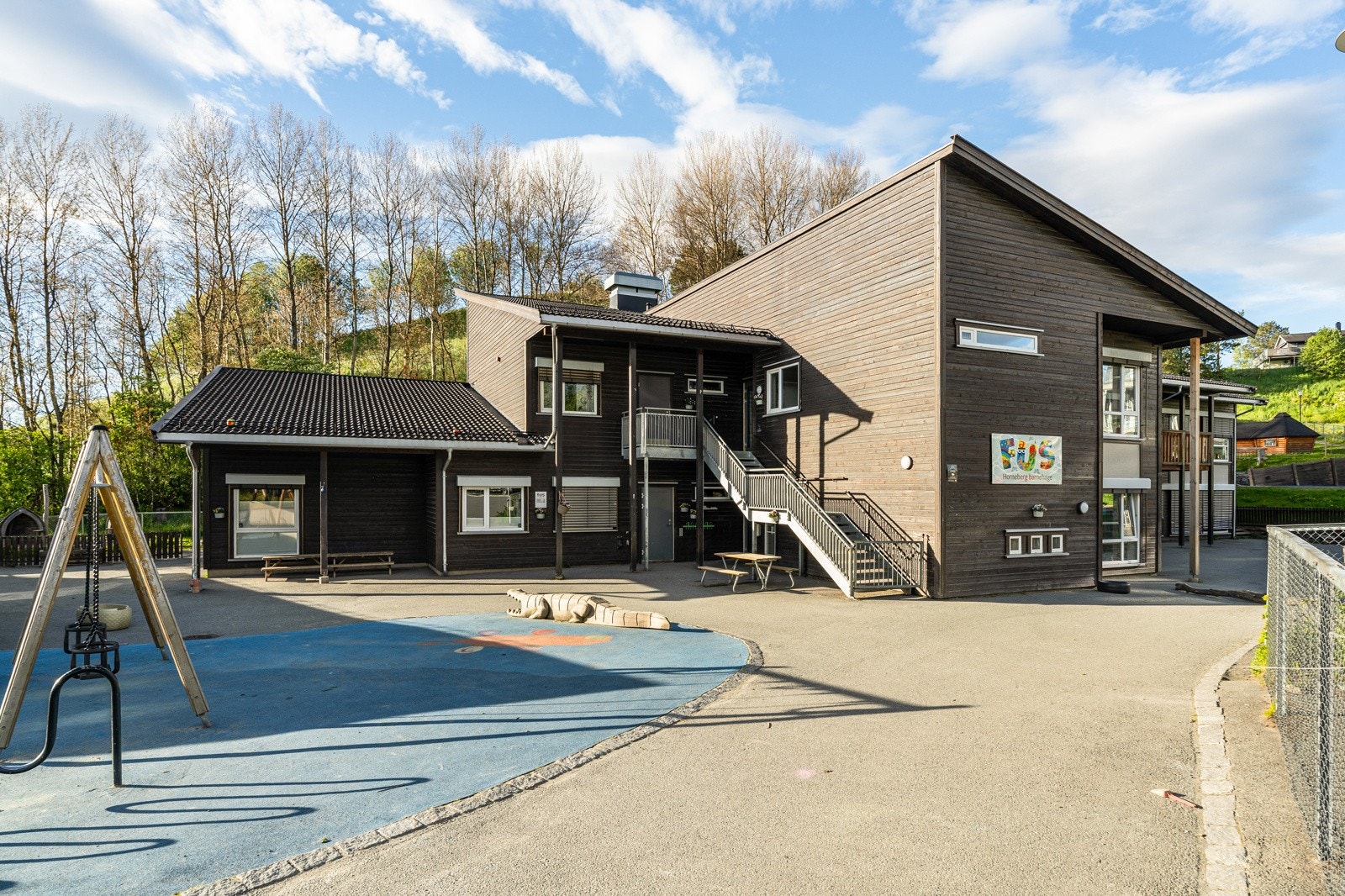 For de minste barna er det flere barnehager i nærområdet. Blant annet ligger Horneberg Fus barnehage, Fossegrenda barnehage og Nordslettvegen barnehage innen ti minutters gange. Galleribilde