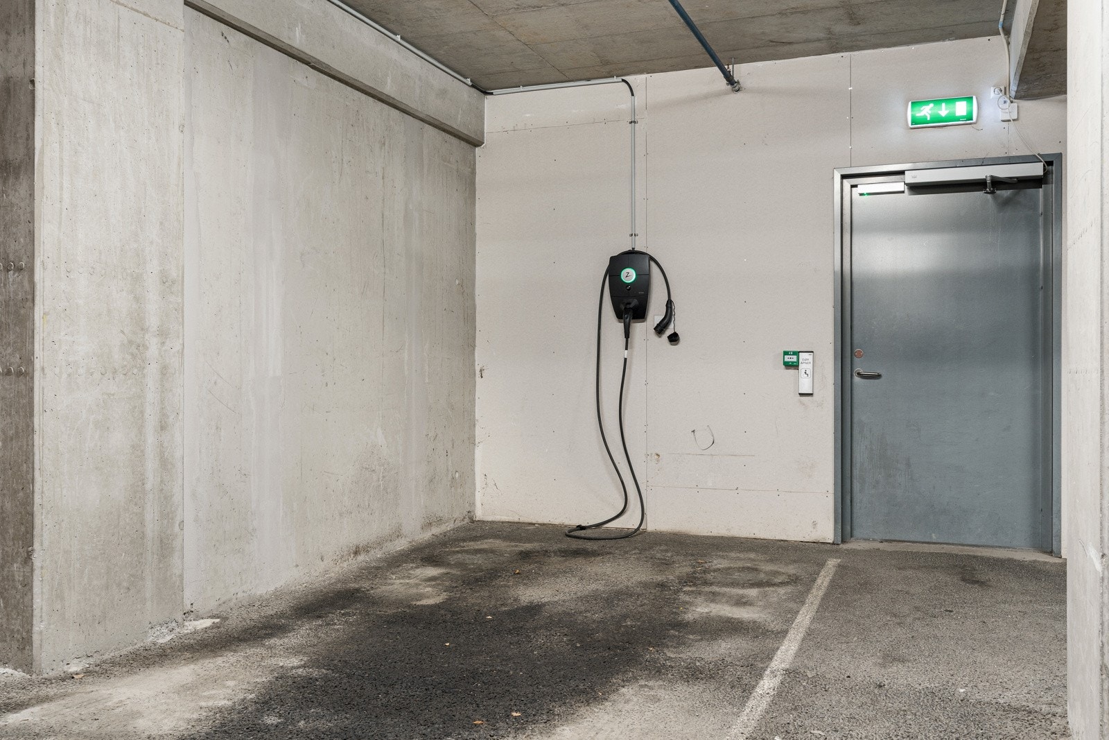 Seksjonen disponerer en parkeringsplass i felles parkeringskjeller. Det er montert elbillader på parkeringsplassen. Galleribilde