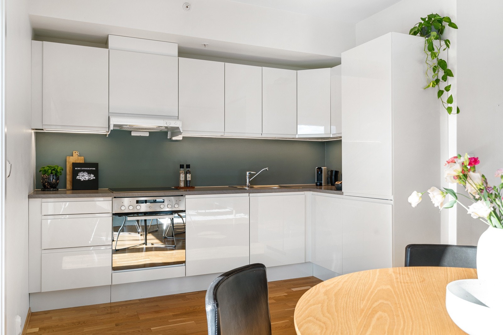 Leilighetens kjøkkeninnredning er fra HTH og har rikelig med skap- og benkeplass. Galleribilde