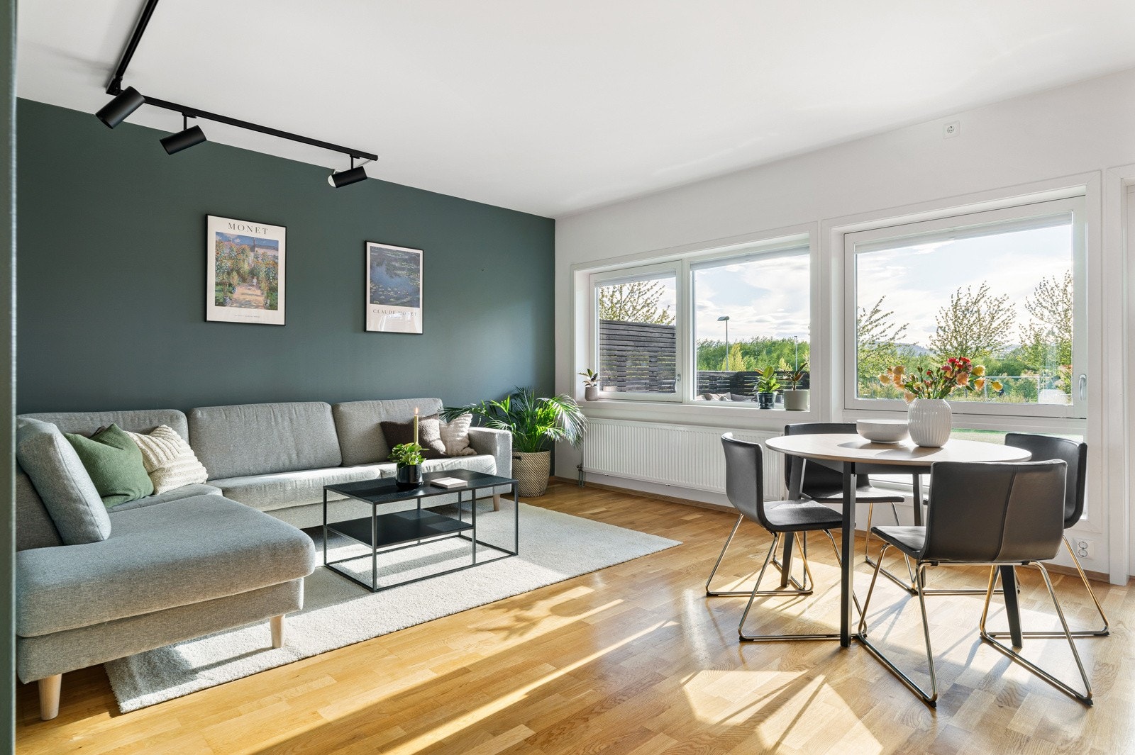 Stuens store vindusflater, kombinert med spottskinner i taket, gir et godt opplyst oppholdsrom. Galleribilde