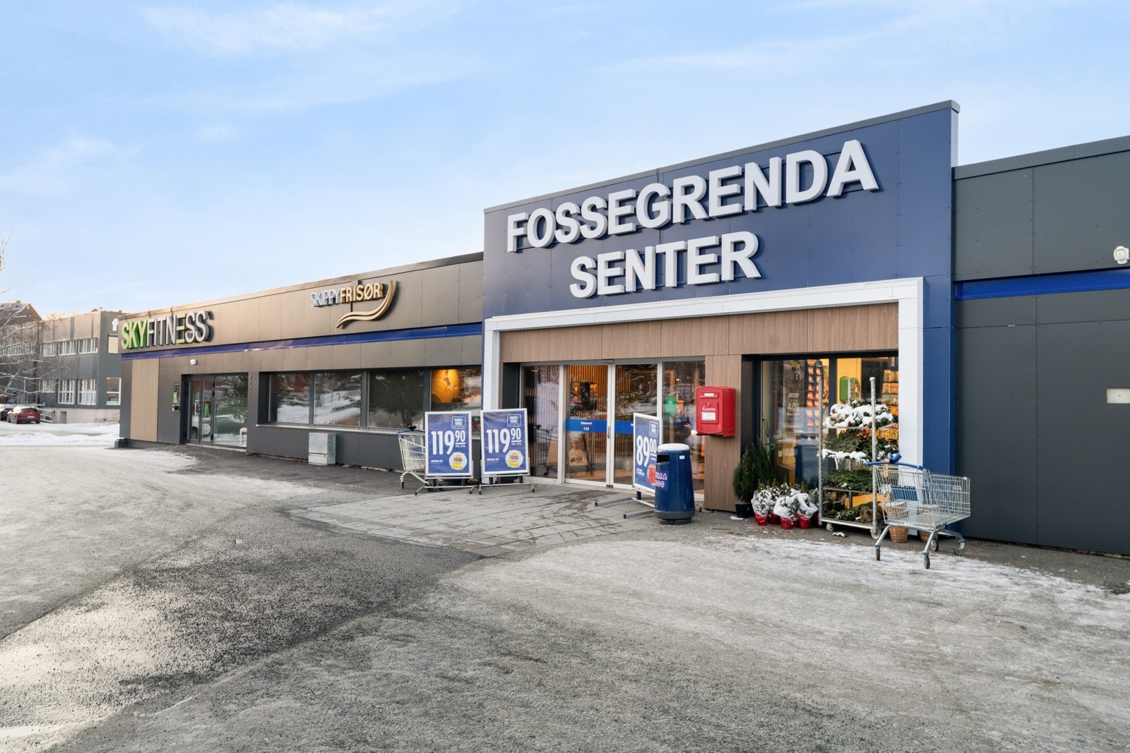 Fra boligen ligger Fossegrenda senter kun en kort spasertur unna. Senteret inneholder dagligvarebutikk Rema 1000, frisør og treningssenteret SKY Fitness Fossegrenda. Galleribilde