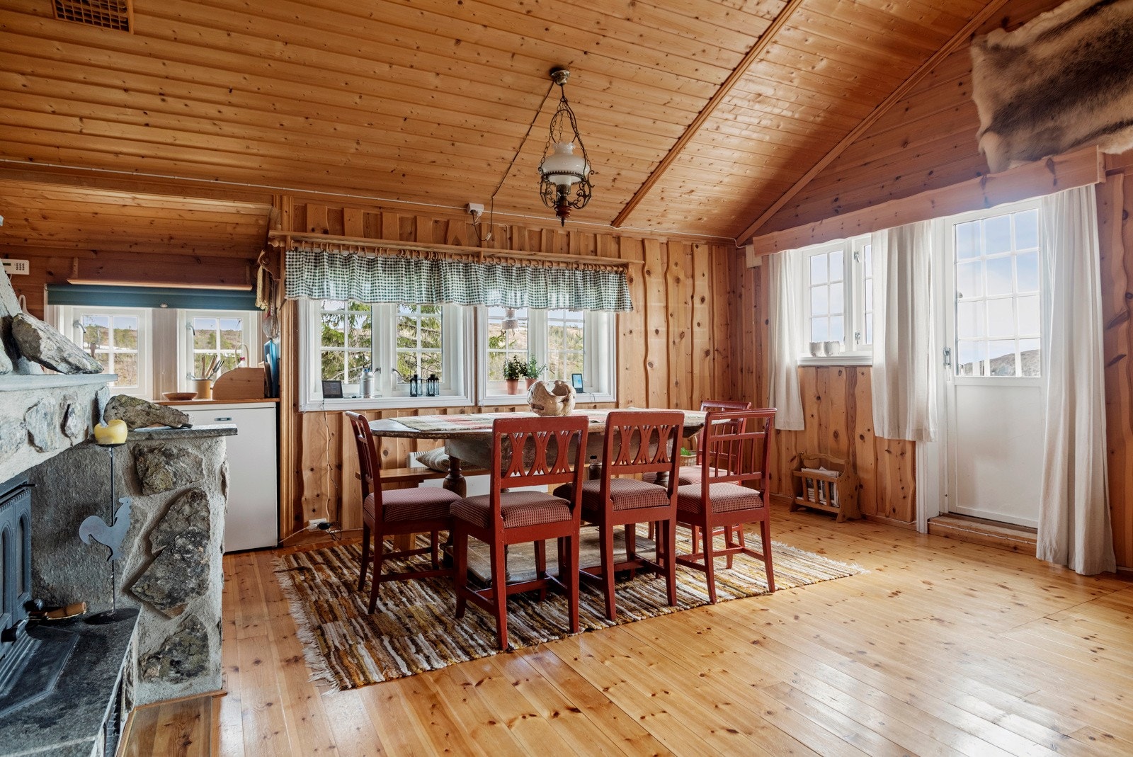 Hyttens inventar, med unntak av spisebord medfølger handelen. Galleribilde