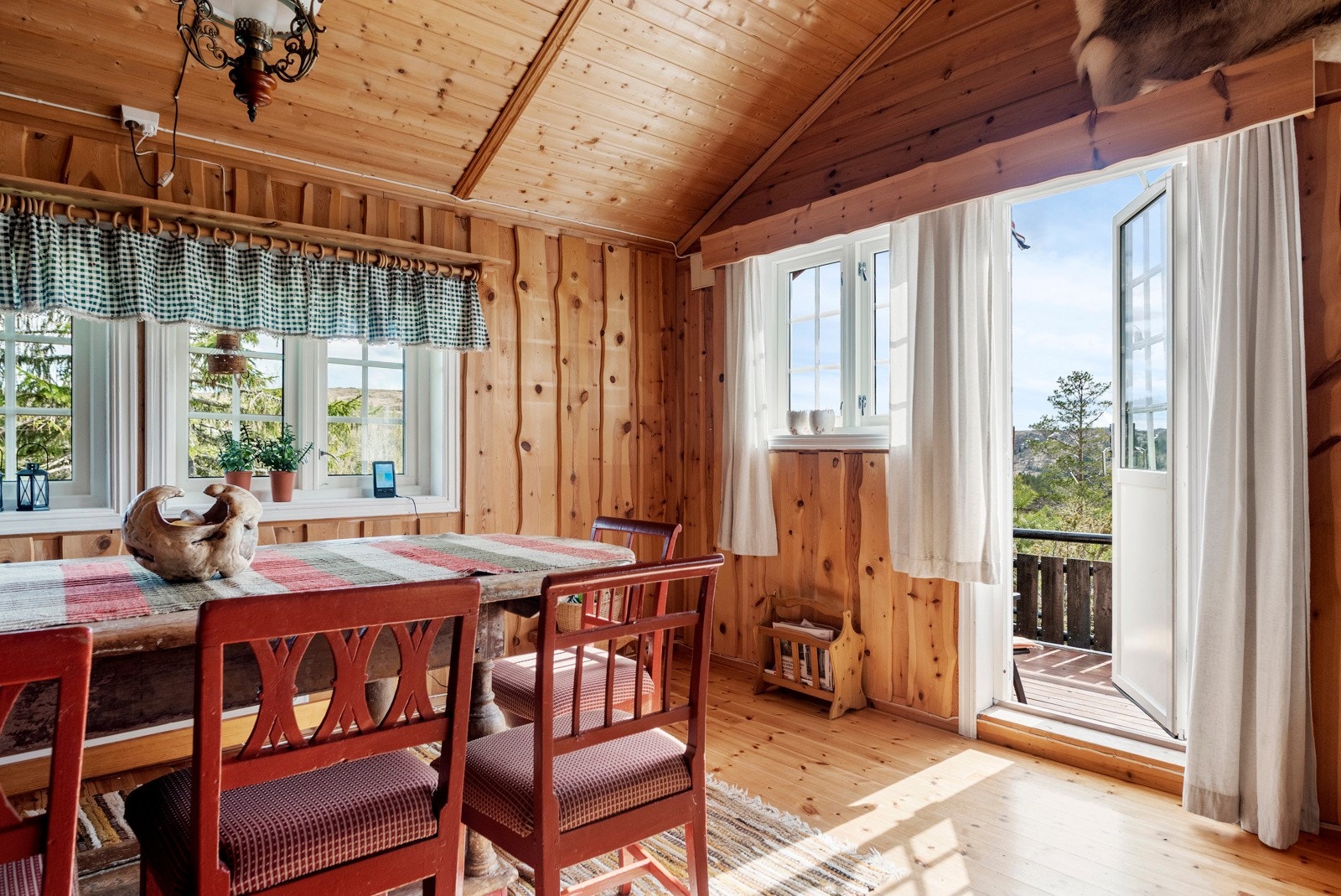 Fra stuen har du utgang til terrassen. Galleribilde