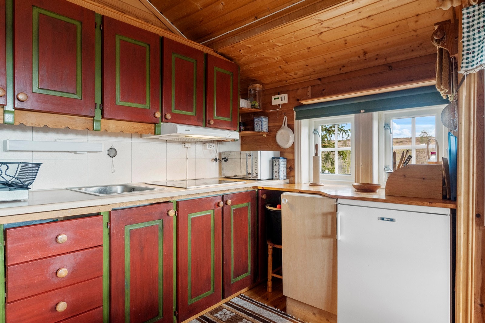 Kjøkken med enkel, men funksjonell innredning. Galleribilde