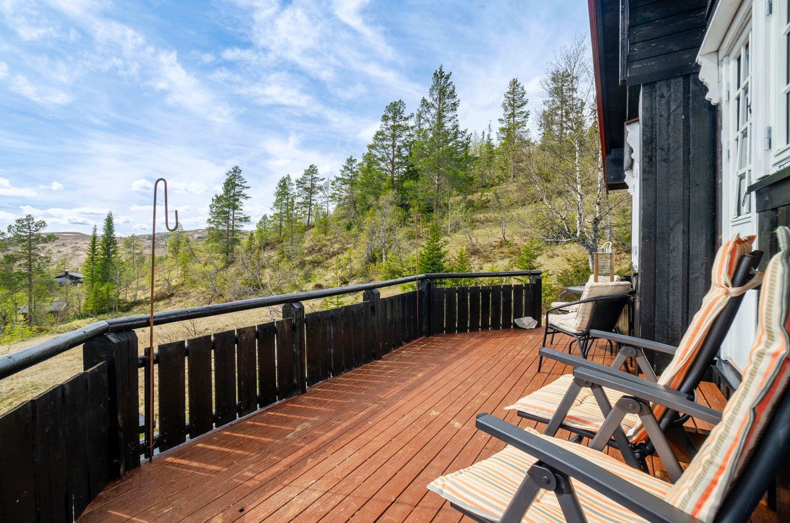 Adkomst til hytta på ski etter oppkjørte løyper om vinteren, da er det ca. 3 km fra parkeringsplass. Galleribilde