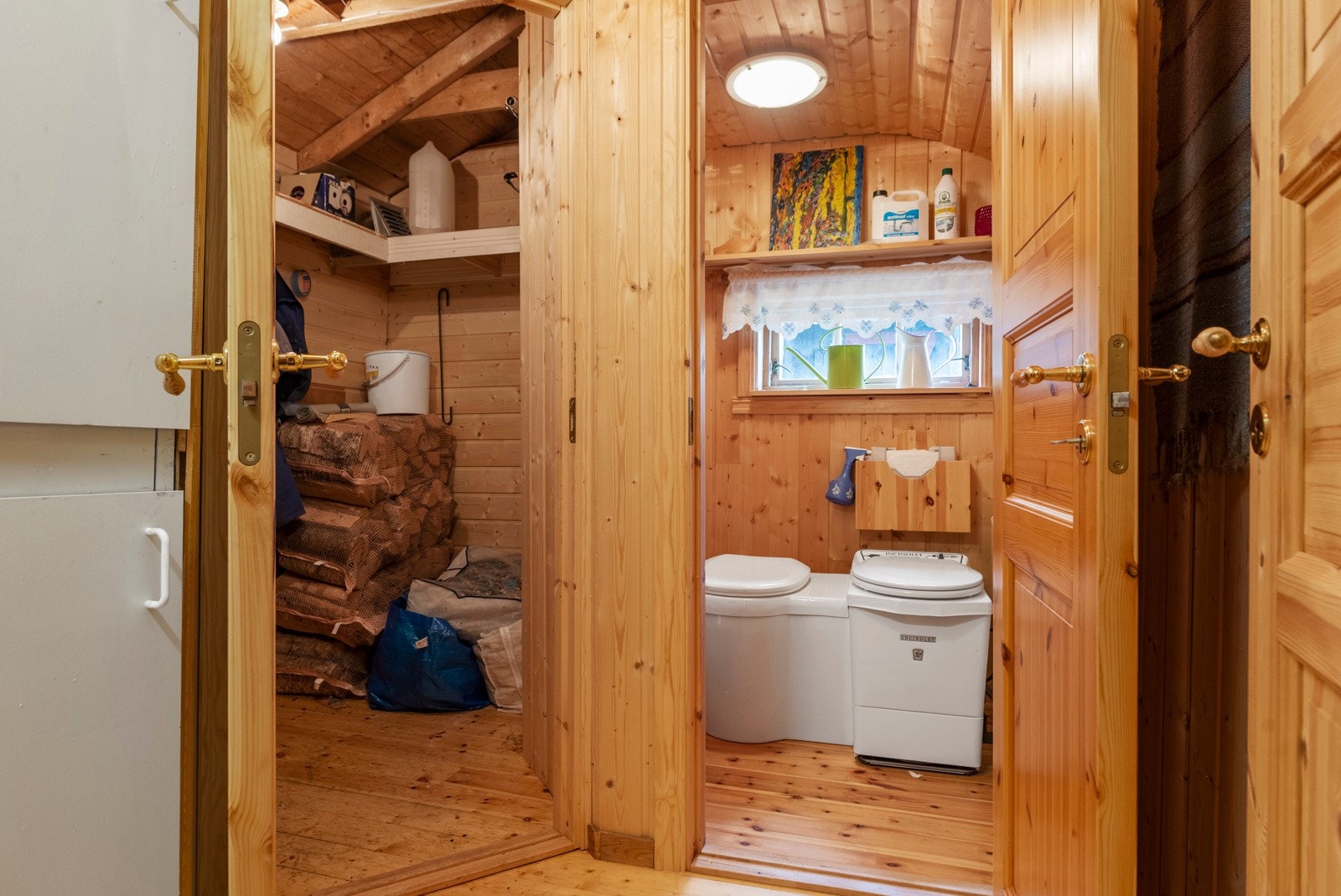 Separat toalettrom med forbrenningstoalett fra Cinderella forbrenningsdo. Galleribilde