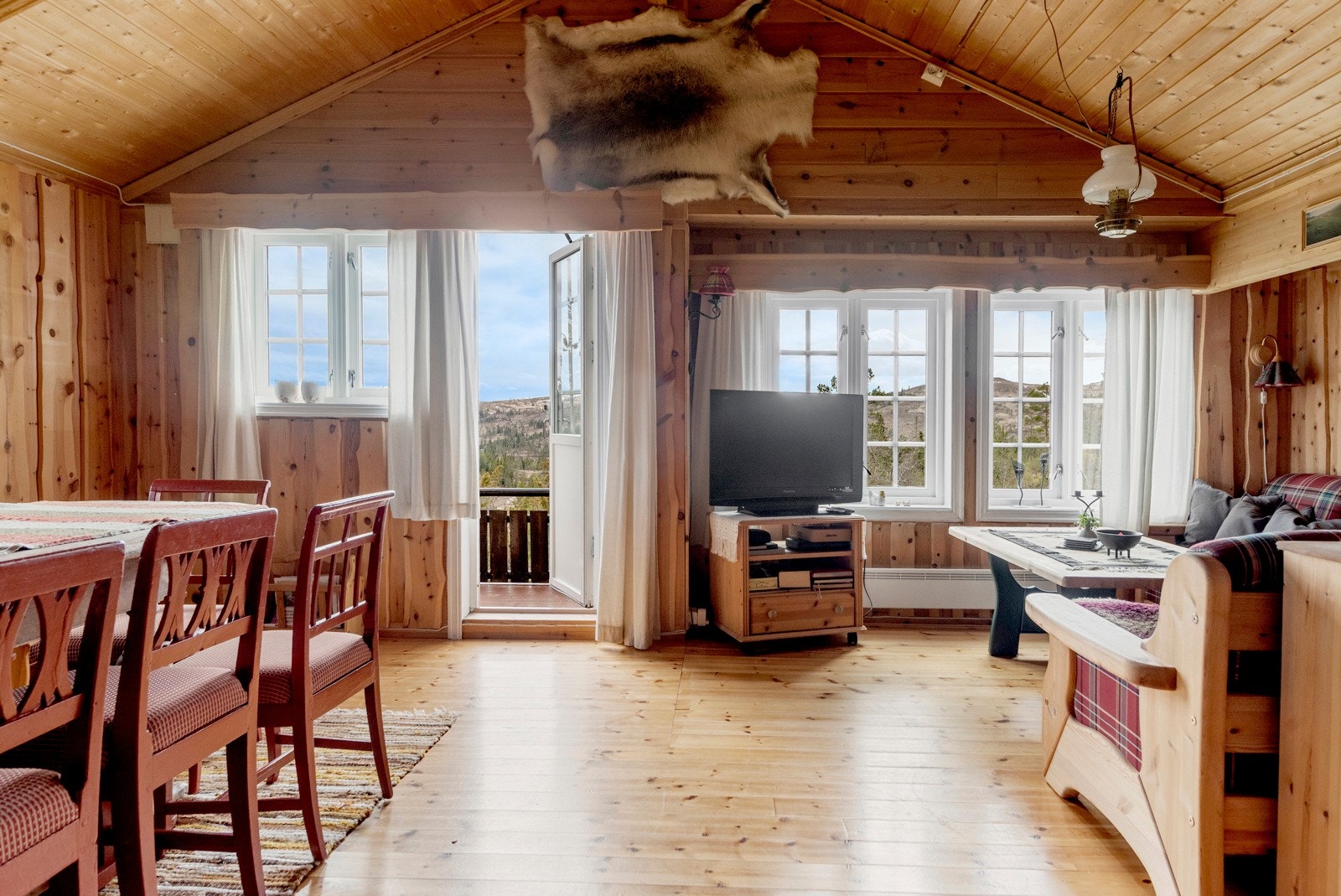 Store vinduer slipper inn godt med lys og gir utsyn til vakker natur. Galleribilde