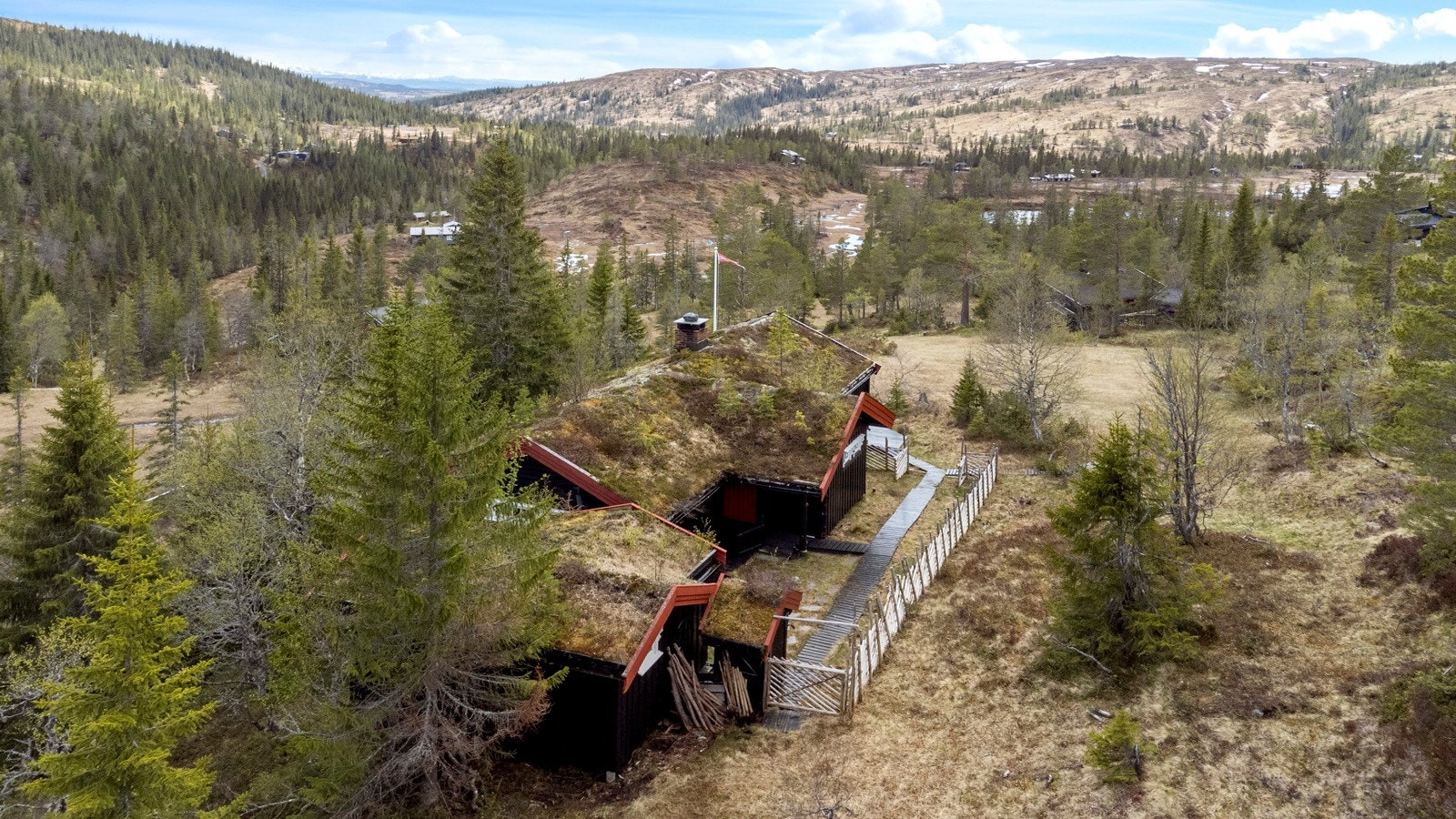 Kort vei til Klingertjønna med gapahuk for fine utflukter. Galleribilde