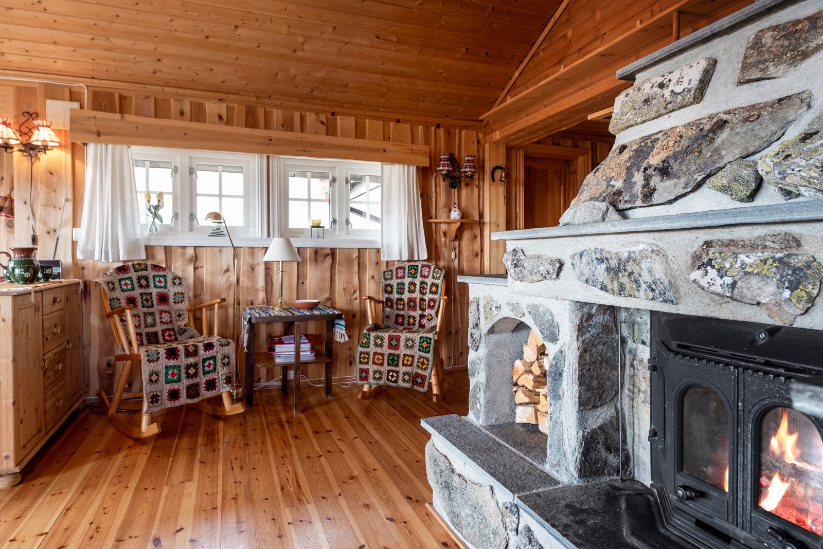 Oppvarming via peis og strøm sikrer god varme året rundt. Galleribilde