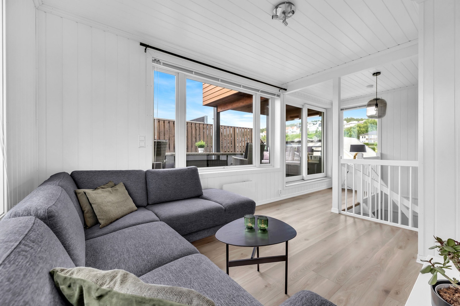 Fra loftsstuen er det utgang til en flott, delvis overbygget takterrasse. Galleribilde