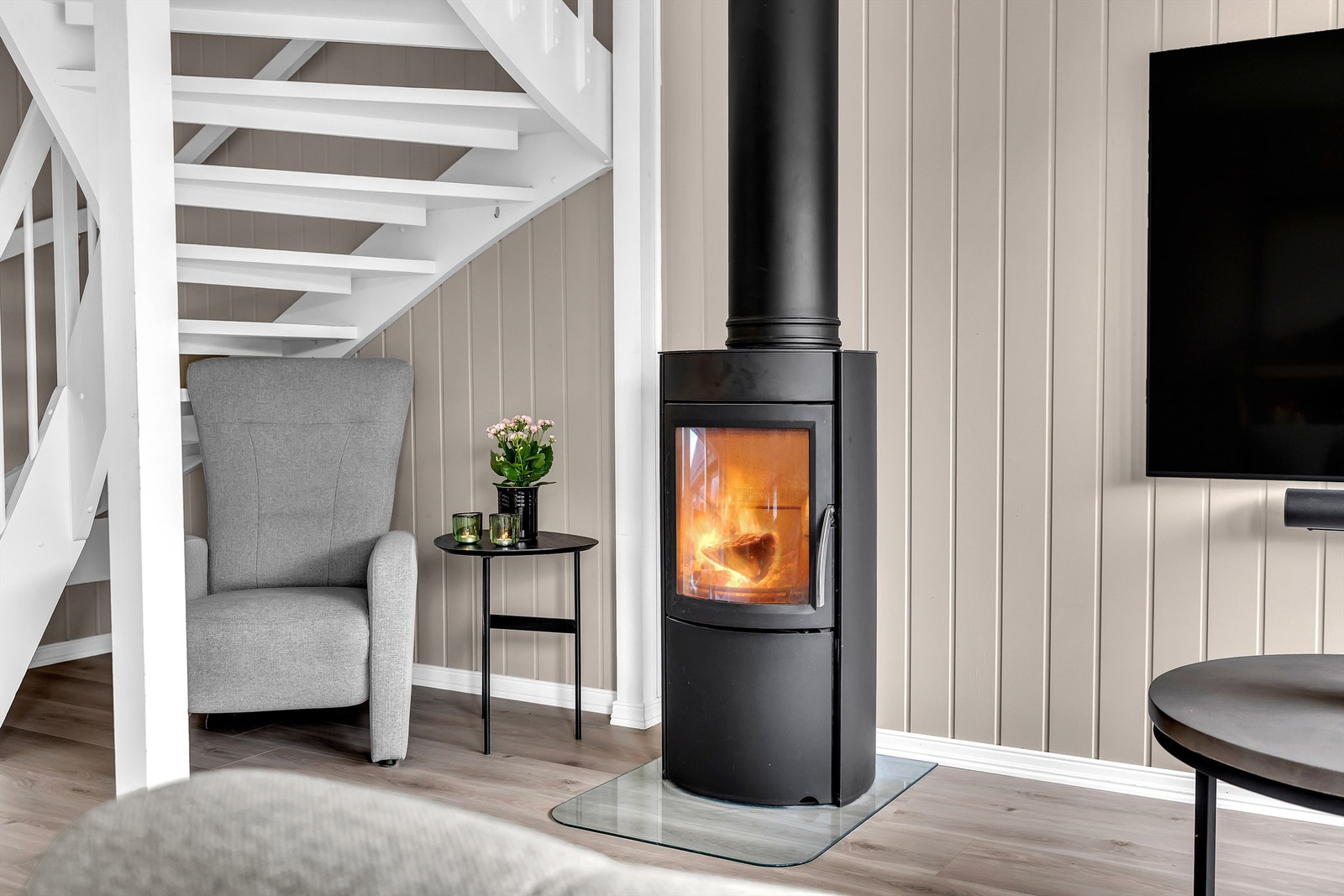 Stuen har en moderne peisovn som varmer godt på kalde høst- og vinterkvelder. Galleribilde