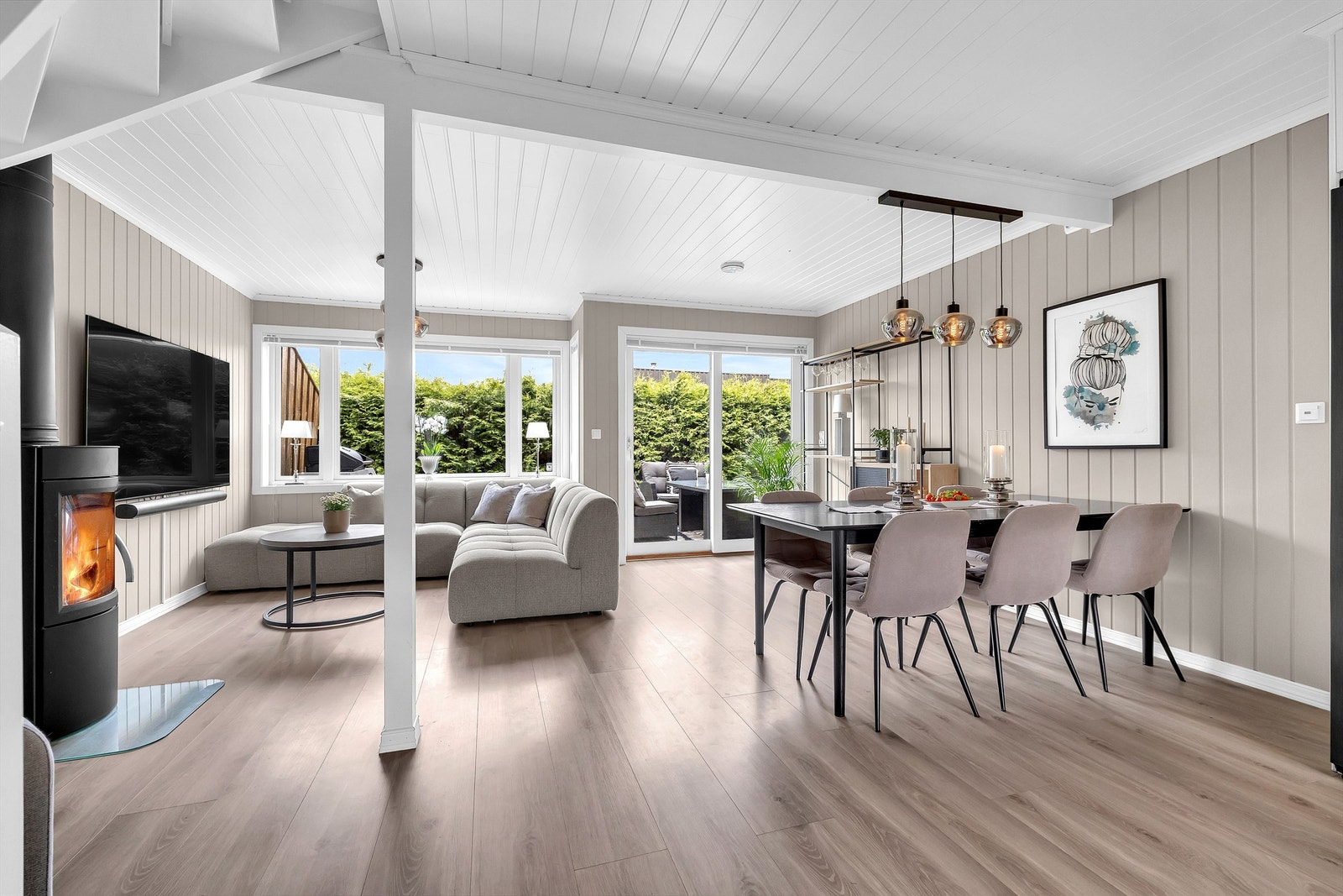 Stuen er lys og romslig, med store vindusflater som slipper inn rikelig med dagslys. Galleribilde